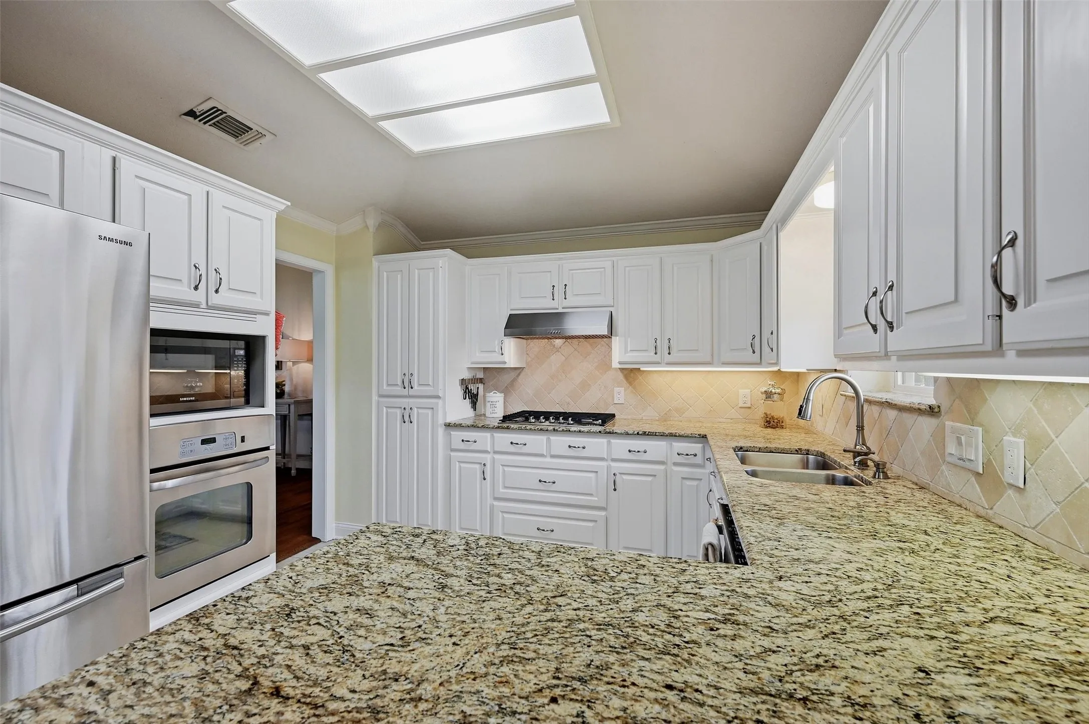 Single Family Residence For Sale in Cooke County , 215 Modoc Trail, Lake Kiowa, Texas 76240, 5 Bedroom, 4 Bathroom, 2 Garage spaces, 2,723 Sqft, built in 1992, mls#21410203, Real Estate Agent in Lake Kiowa, Homes For Sale in Cooke county, Homes For Sale in Lake Kiowa, Realtor in Lake Kiowa Texas, Real Estate Brokerage Independent Realty Texas, Luminita Cordes Realtor
