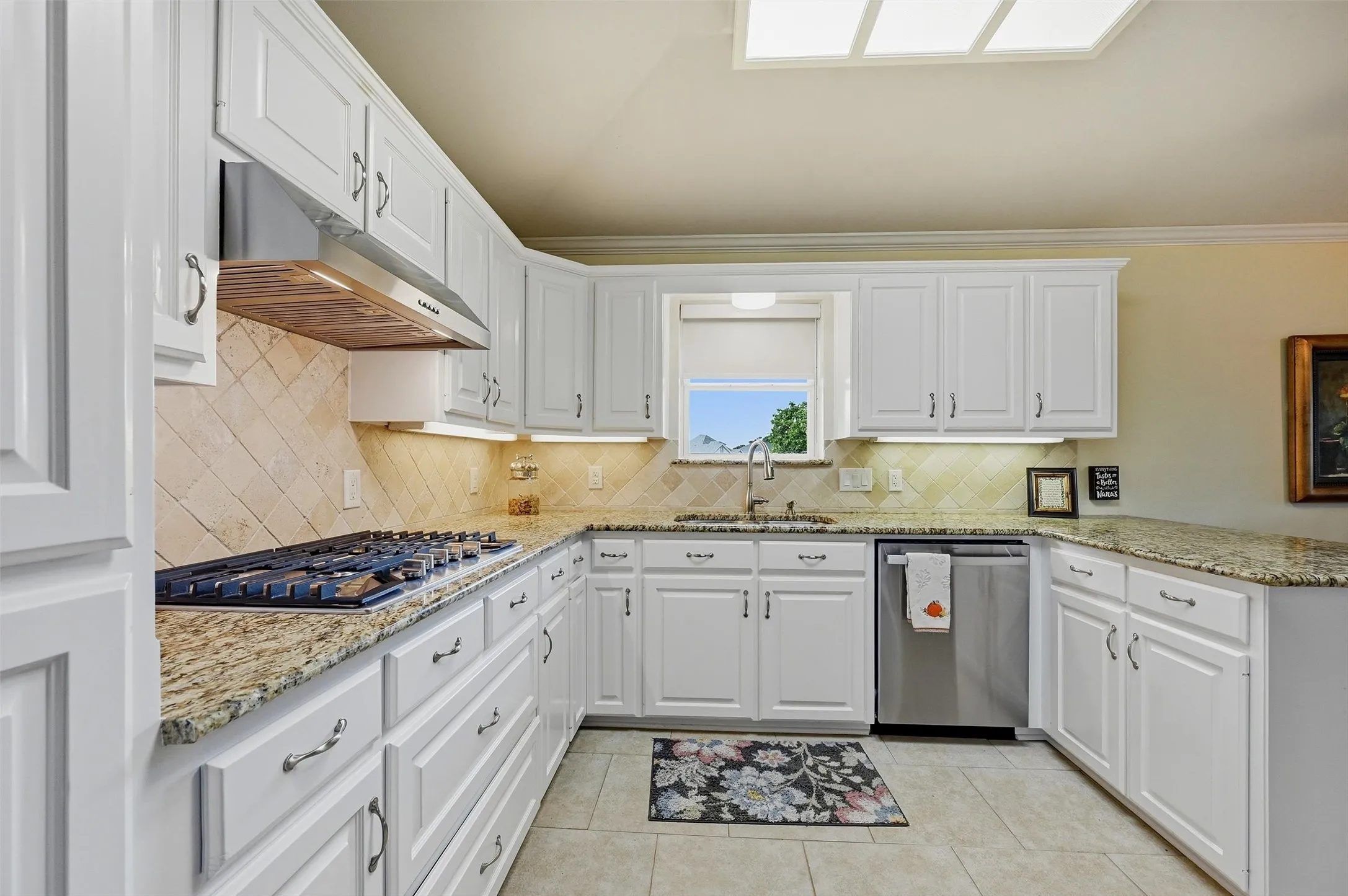 Single Family Residence For Sale in Cooke County , 215 Modoc Trail, Lake Kiowa, Texas 76240, 5 Bedroom, 4 Bathroom, 2 Garage spaces, 2,723 Sqft, built in 1992, mls#21410203, Real Estate Agent in Lake Kiowa, Homes For Sale in Cooke county, Homes For Sale in Lake Kiowa, Realtor in Lake Kiowa Texas, Real Estate Brokerage Independent Realty Texas, Luminita Cordes Realtor