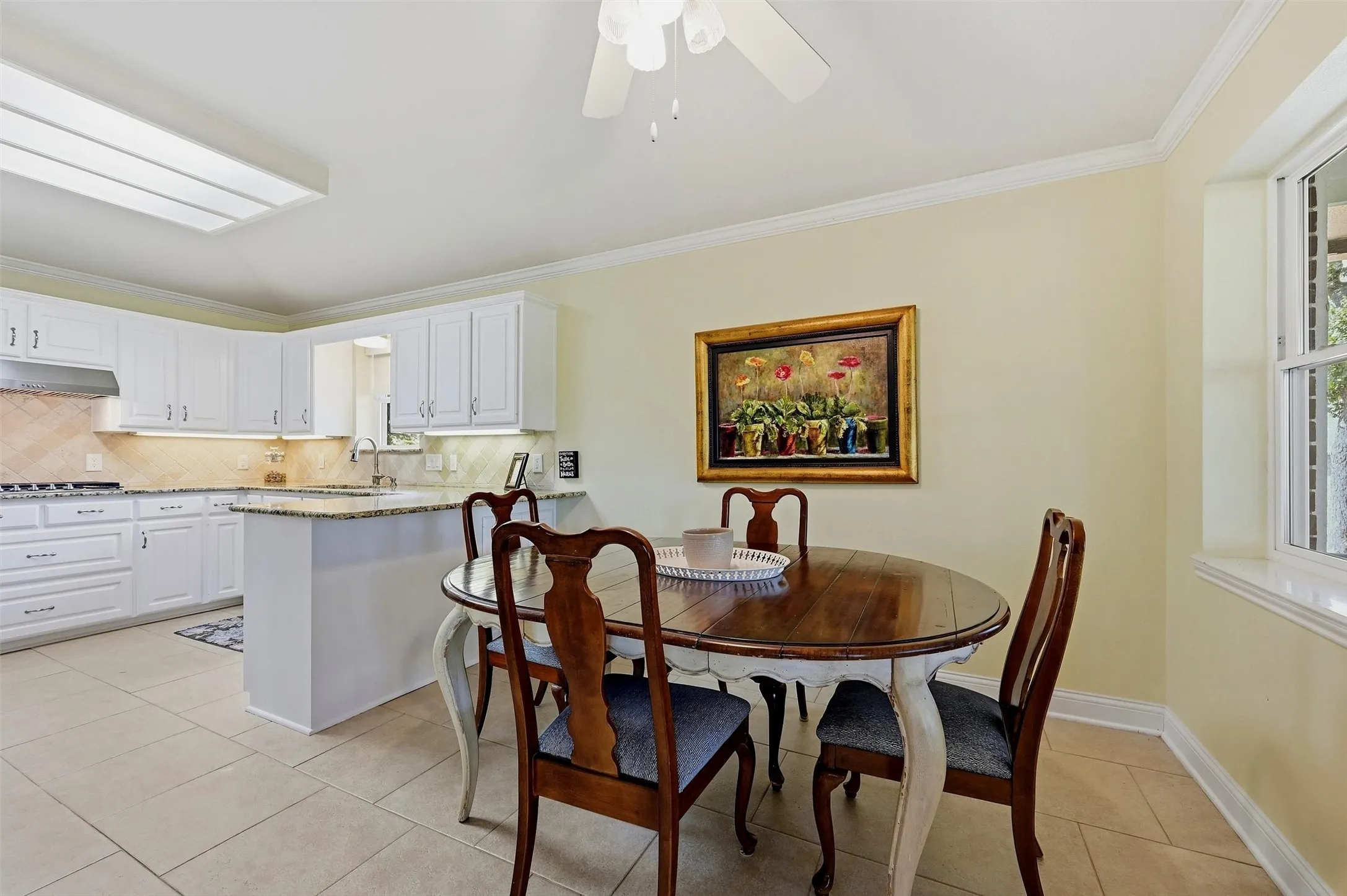 Single Family Residence For Sale in Cooke County , 215 Modoc Trail, Lake Kiowa, Texas 76240, 5 Bedroom, 4 Bathroom, 2 Garage spaces, 2,723 Sqft, built in 1992, mls#21410203, Real Estate Agent in Lake Kiowa, Homes For Sale in Cooke county, Homes For Sale in Lake Kiowa, Realtor in Lake Kiowa Texas, Real Estate Brokerage Independent Realty Texas, Luminita Cordes Realtor