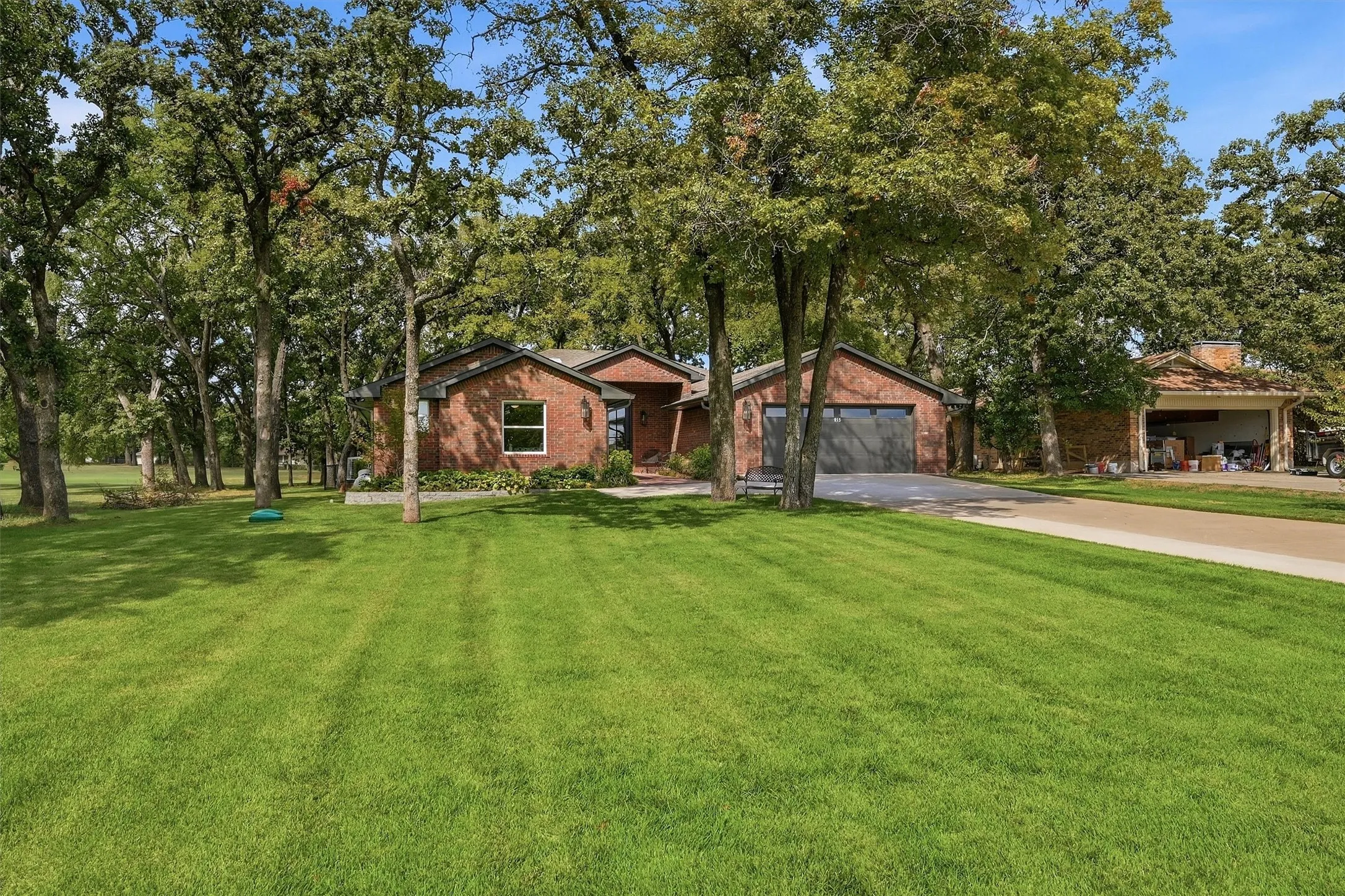 Single Family Residence For Sale in Cooke County , 215 Modoc Trail, Lake Kiowa, Texas 76240, 5 Bedroom, 4 Bathroom, 2 Garage spaces, 2,723 Sqft, built in 1992, mls#21410203, Real Estate Agent in Lake Kiowa, Homes For Sale in Cooke county, Homes For Sale in Lake Kiowa, Realtor in Lake Kiowa Texas, Real Estate Brokerage Independent Realty Texas, Luminita Cordes Realtor