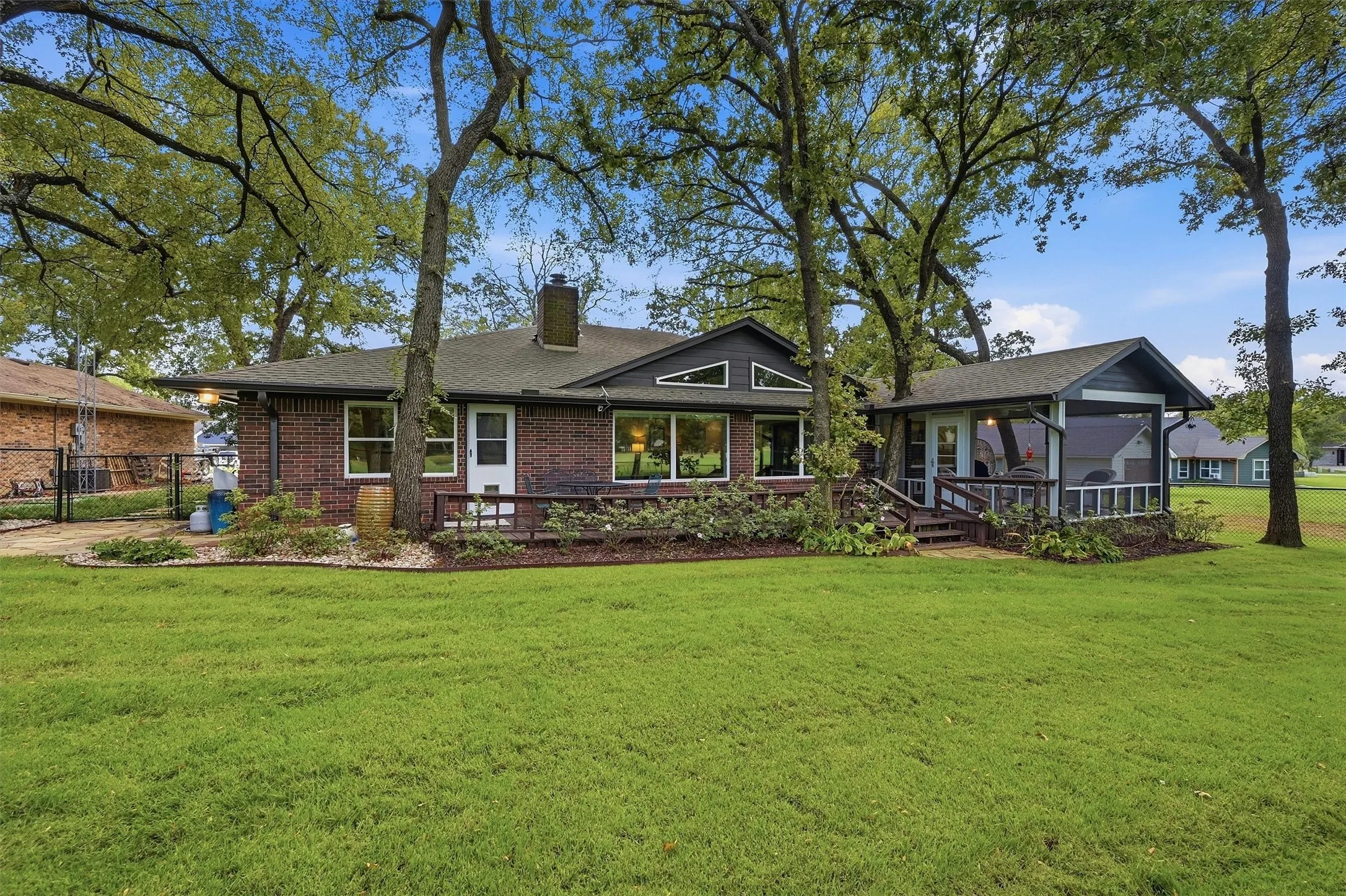 Single Family Residence For Sale in Cooke County , 215 Modoc Trail, Lake Kiowa, Texas 76240, 5 Bedroom, 4 Bathroom, 2 Garage spaces, 2,723 Sqft, built in 1992, mls#21410203, Real Estate Agent in Lake Kiowa, Homes For Sale in Cooke county, Homes For Sale in Lake Kiowa, Realtor in Lake Kiowa Texas, Real Estate Brokerage Independent Realty Texas, Luminita Cordes Realtor