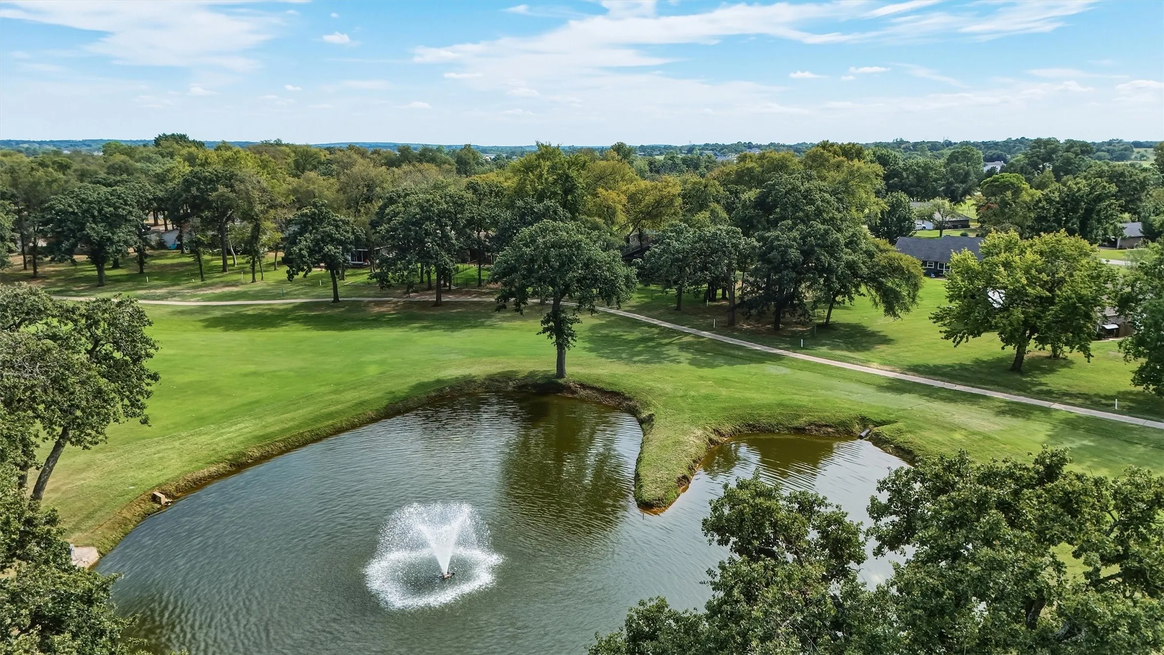 Single Family Residence For Sale in Cooke County , 215 Modoc Trail, Lake Kiowa, Texas 76240, 5 Bedroom, 4 Bathroom, 2 Garage spaces, 2,723 Sqft, built in 1992, mls#21410203, Real Estate Agent in Lake Kiowa, Homes For Sale in Cooke county, Homes For Sale in Lake Kiowa, Realtor in Lake Kiowa Texas, Real Estate Brokerage Independent Realty Texas, Luminita Cordes Realtor