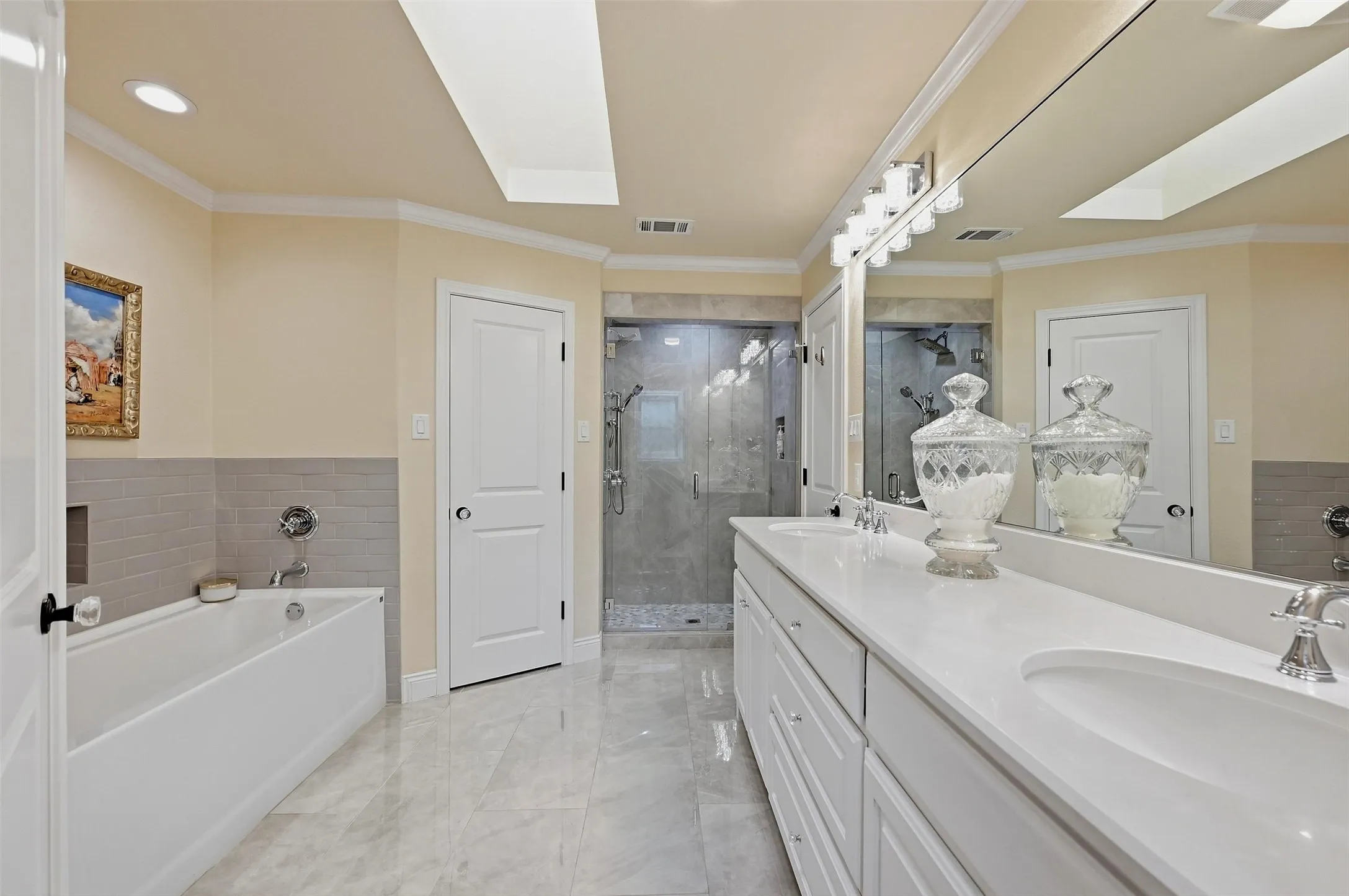 Single Family Residence For Sale in Cooke County , 215 Modoc Trail, Lake Kiowa, Texas 76240, 5 Bedroom, 4 Bathroom, 2 Garage spaces, 2,723 Sqft, built in 1992, mls#21410203, Real Estate Agent in Lake Kiowa, Homes For Sale in Cooke county, Homes For Sale in Lake Kiowa, Realtor in Lake Kiowa Texas, Real Estate Brokerage Independent Realty Texas, Luminita Cordes Realtor