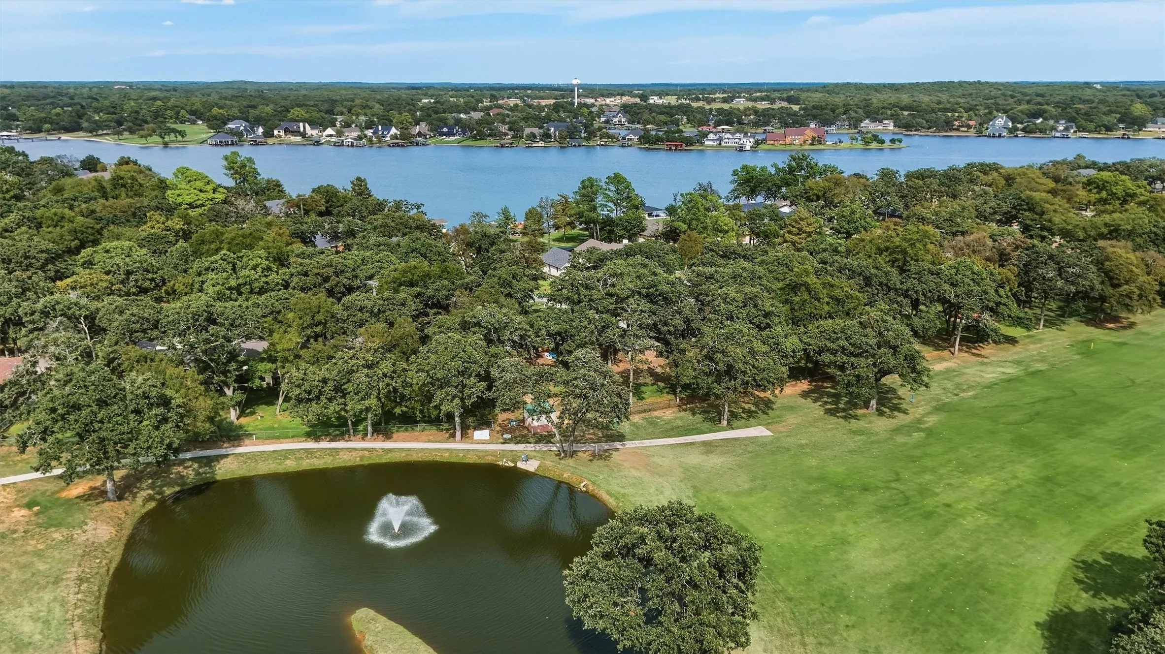 Single Family Residence For Sale in Cooke County , 215 Modoc Trail, Lake Kiowa, Texas 76240, 5 Bedroom, 4 Bathroom, 2 Garage spaces, 2,723 Sqft, built in 1992, mls#21410203, Real Estate Agent in Lake Kiowa, Homes For Sale in Cooke county, Homes For Sale in Lake Kiowa, Realtor in Lake Kiowa Texas, Real Estate Brokerage Independent Realty Texas, Luminita Cordes Realtor