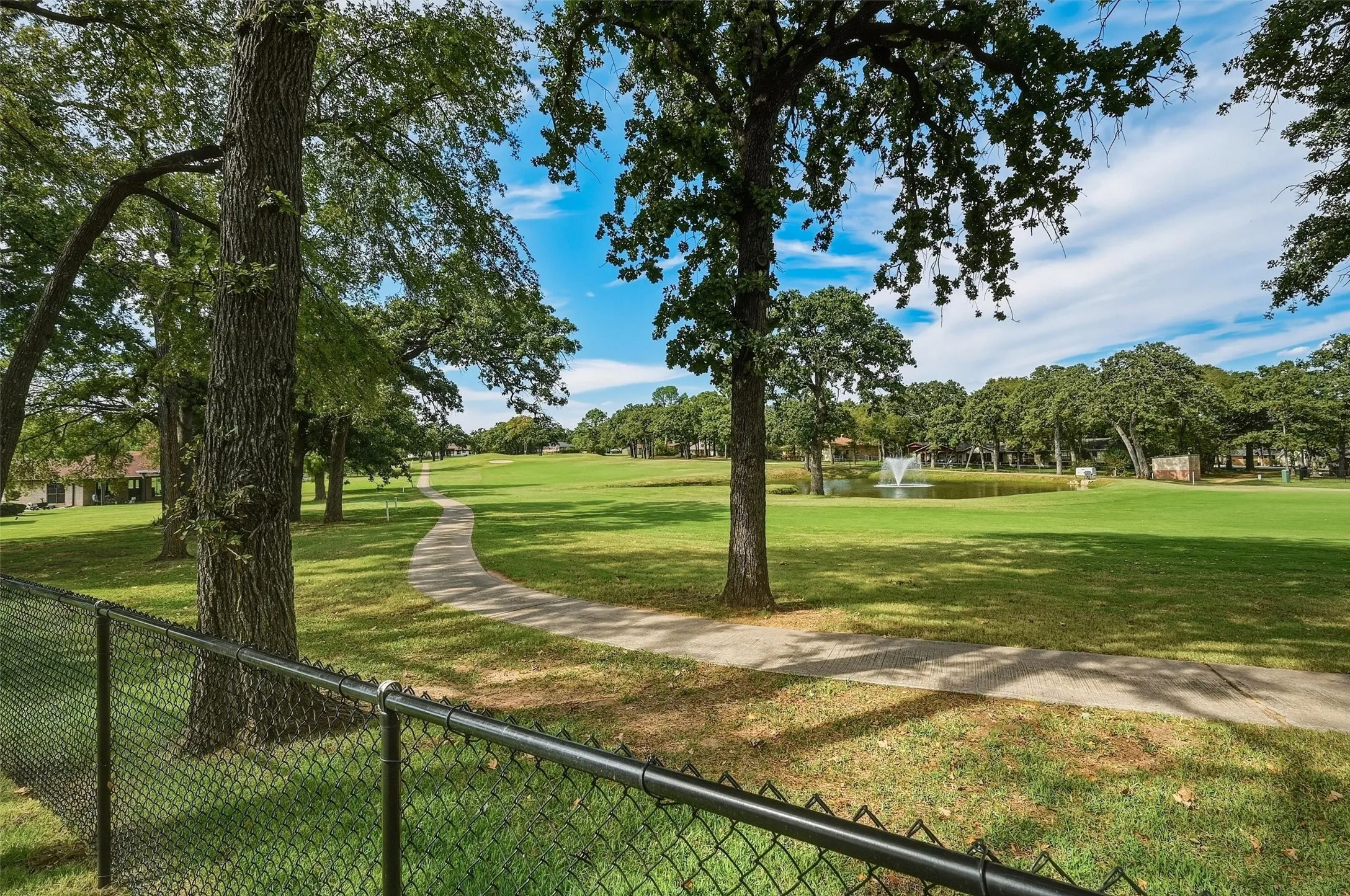 Single Family Residence For Sale in Cooke County , 215 Modoc Trail, Lake Kiowa, Texas 76240, 5 Bedroom, 4 Bathroom, 2 Garage spaces, 2,723 Sqft, built in 1992, mls#21410203, Real Estate Agent in Lake Kiowa, Homes For Sale in Cooke county, Homes For Sale in Lake Kiowa, Realtor in Lake Kiowa Texas, Real Estate Brokerage Independent Realty Texas, Luminita Cordes Realtor