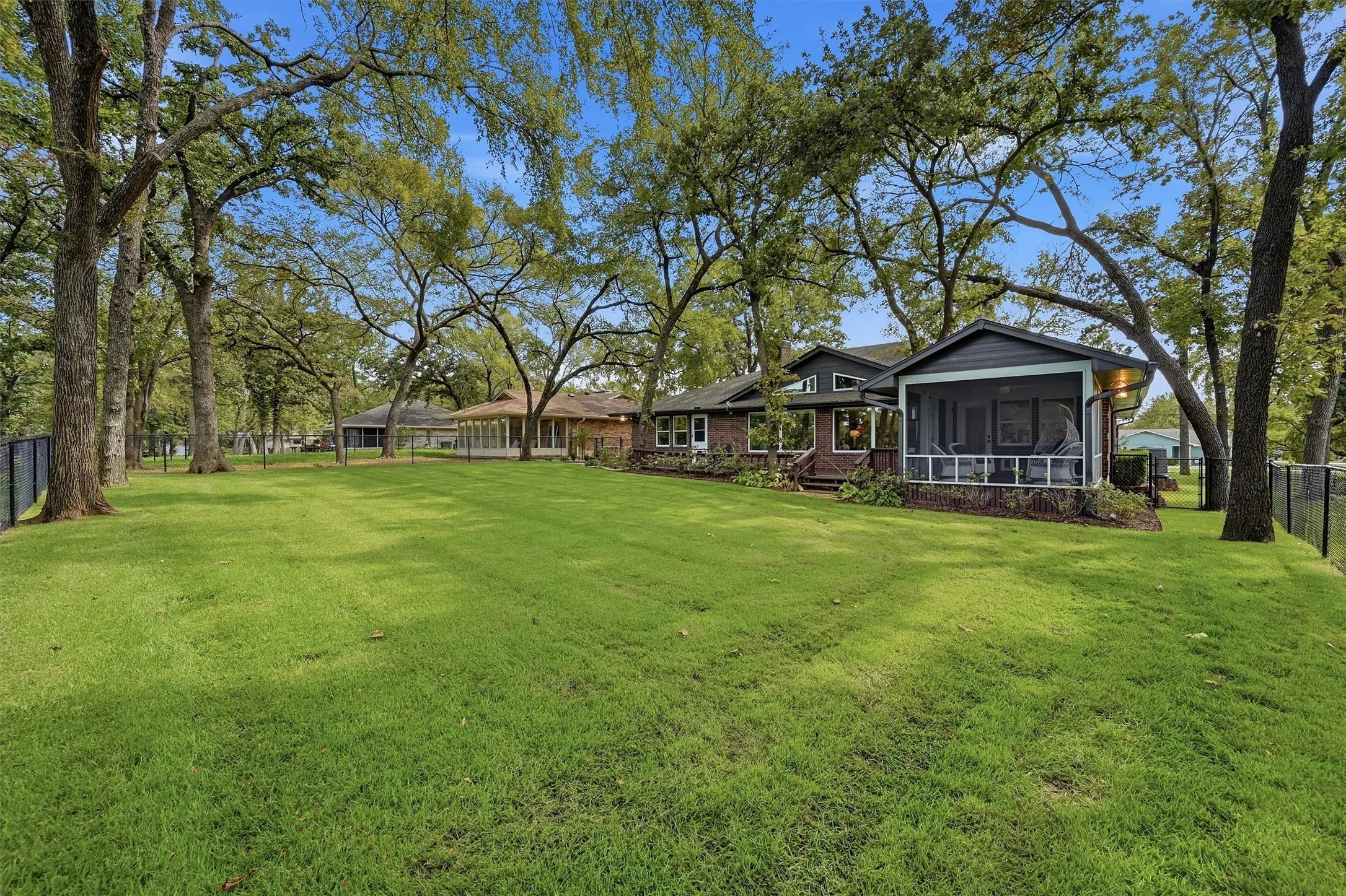 Single Family Residence For Sale in Cooke County , 215 Modoc Trail, Lake Kiowa, Texas 76240, 5 Bedroom, 4 Bathroom, 2 Garage spaces, 2,723 Sqft, built in 1992, mls#21410203, Real Estate Agent in Lake Kiowa, Homes For Sale in Cooke county, Homes For Sale in Lake Kiowa, Realtor in Lake Kiowa Texas, Real Estate Brokerage Independent Realty Texas, Luminita Cordes Realtor