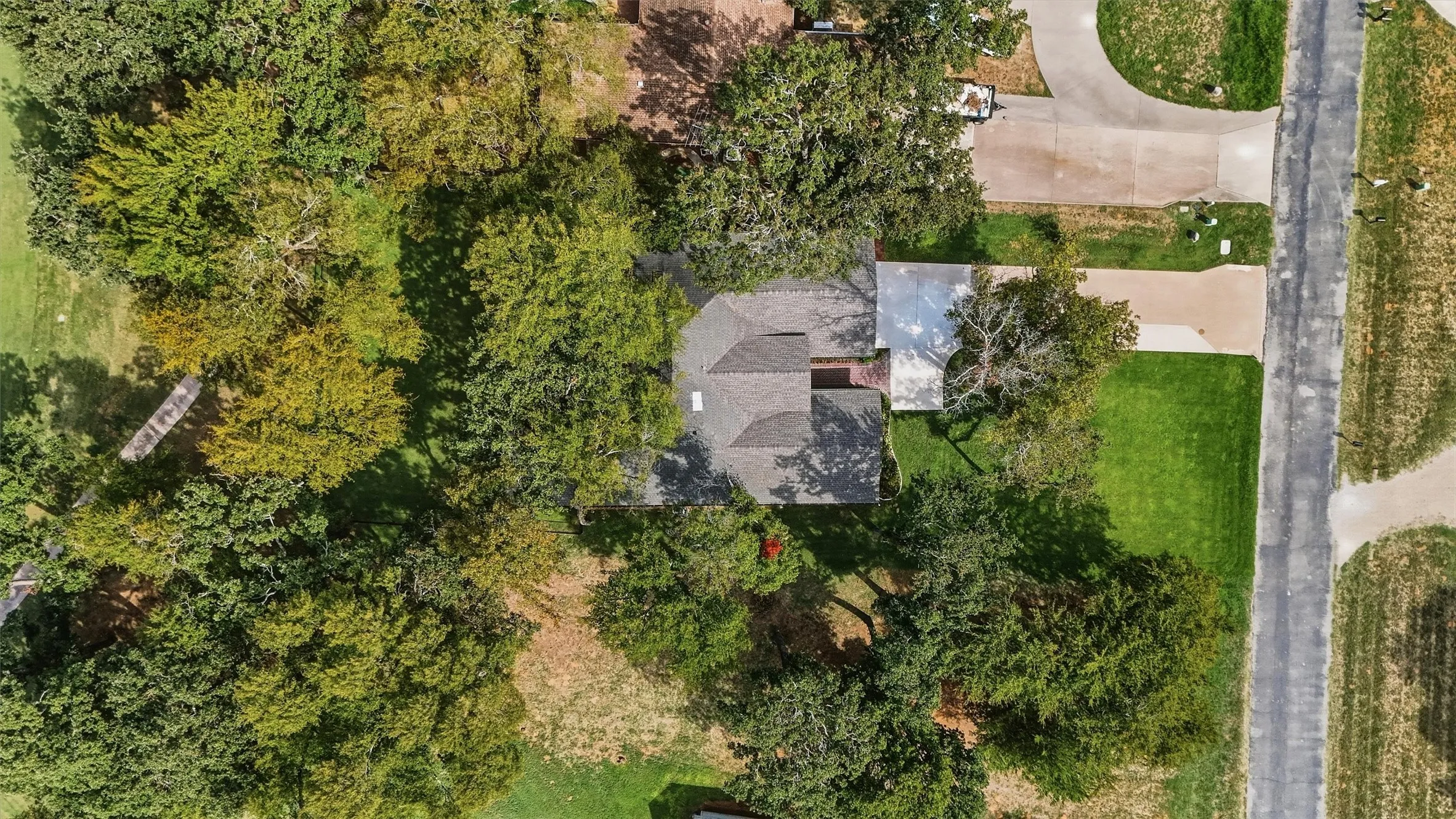 Single Family Residence For Sale in Cooke County , 215 Modoc Trail, Lake Kiowa, Texas 76240, 5 Bedroom, 4 Bathroom, 2 Garage spaces, 2,723 Sqft, built in 1992, mls#21410203, Real Estate Agent in Lake Kiowa, Homes For Sale in Cooke county, Homes For Sale in Lake Kiowa, Realtor in Lake Kiowa Texas, Real Estate Brokerage Independent Realty Texas, Luminita Cordes Realtor