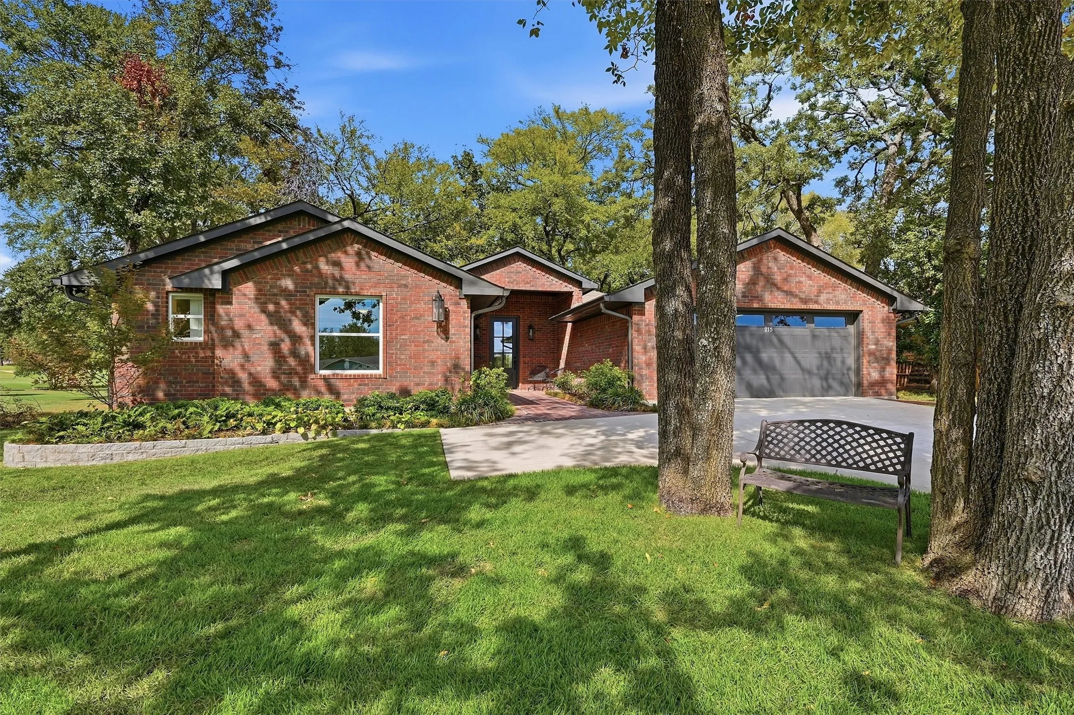 Single Family Residence For Sale in Cooke County , 215 Modoc Trail, Lake Kiowa, Texas 76240, 5 Bedroom, 4 Bathroom, 2 Garage spaces, 2,723 Sqft, built in 1992, mls#21410203, Real Estate Agent in Lake Kiowa, Homes For Sale in Cooke county, Homes For Sale in Lake Kiowa, Realtor in Lake Kiowa Texas, Real Estate Brokerage Independent Realty Texas, Luminita Cordes Realtor