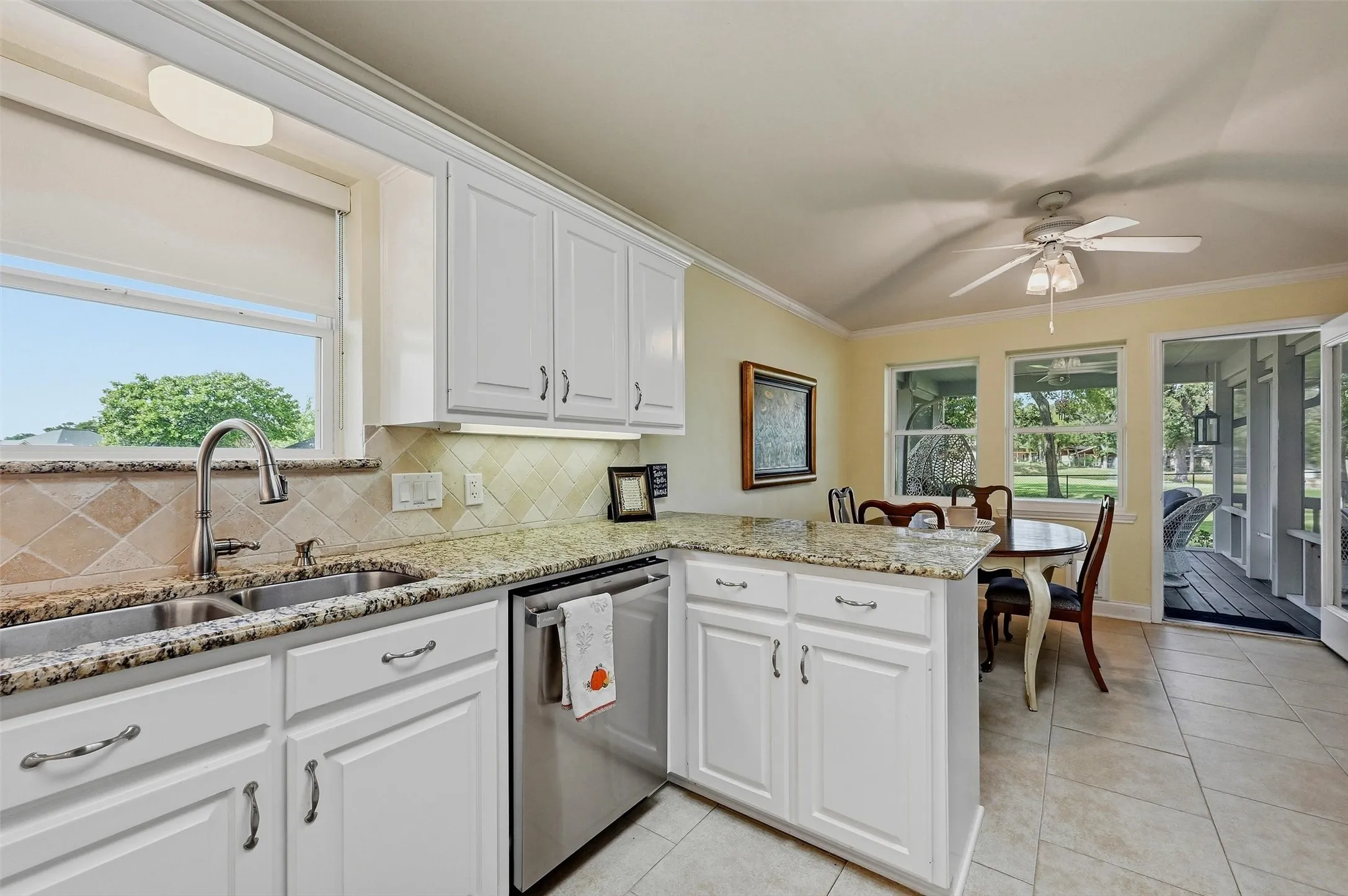 Single Family Residence For Sale in Cooke County , 215 Modoc Trail, Lake Kiowa, Texas 76240, 5 Bedroom, 4 Bathroom, 2 Garage spaces, 2,723 Sqft, built in 1992, mls#21410203, Real Estate Agent in Lake Kiowa, Homes For Sale in Cooke county, Homes For Sale in Lake Kiowa, Realtor in Lake Kiowa Texas, Real Estate Brokerage Independent Realty Texas, Luminita Cordes Realtor
