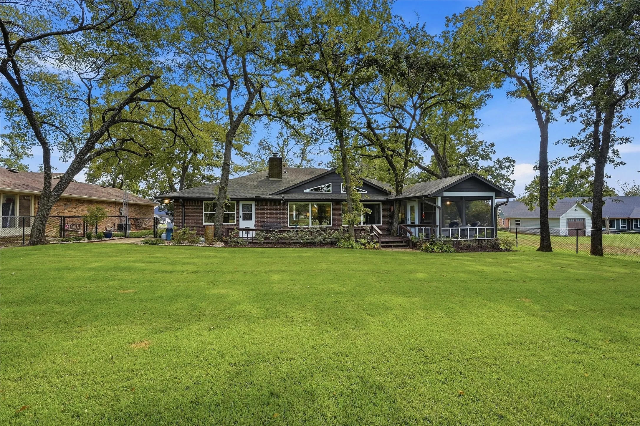 Single Family Residence For Sale in Cooke County , 215 Modoc Trail, Lake Kiowa, Texas 76240, 5 Bedroom, 4 Bathroom, 2 Garage spaces, 2,723 Sqft, built in 1992, mls#21410203, Real Estate Agent in Lake Kiowa, Homes For Sale in Cooke county, Homes For Sale in Lake Kiowa, Realtor in Lake Kiowa Texas, Real Estate Brokerage Independent Realty Texas, Luminita Cordes Realtor
