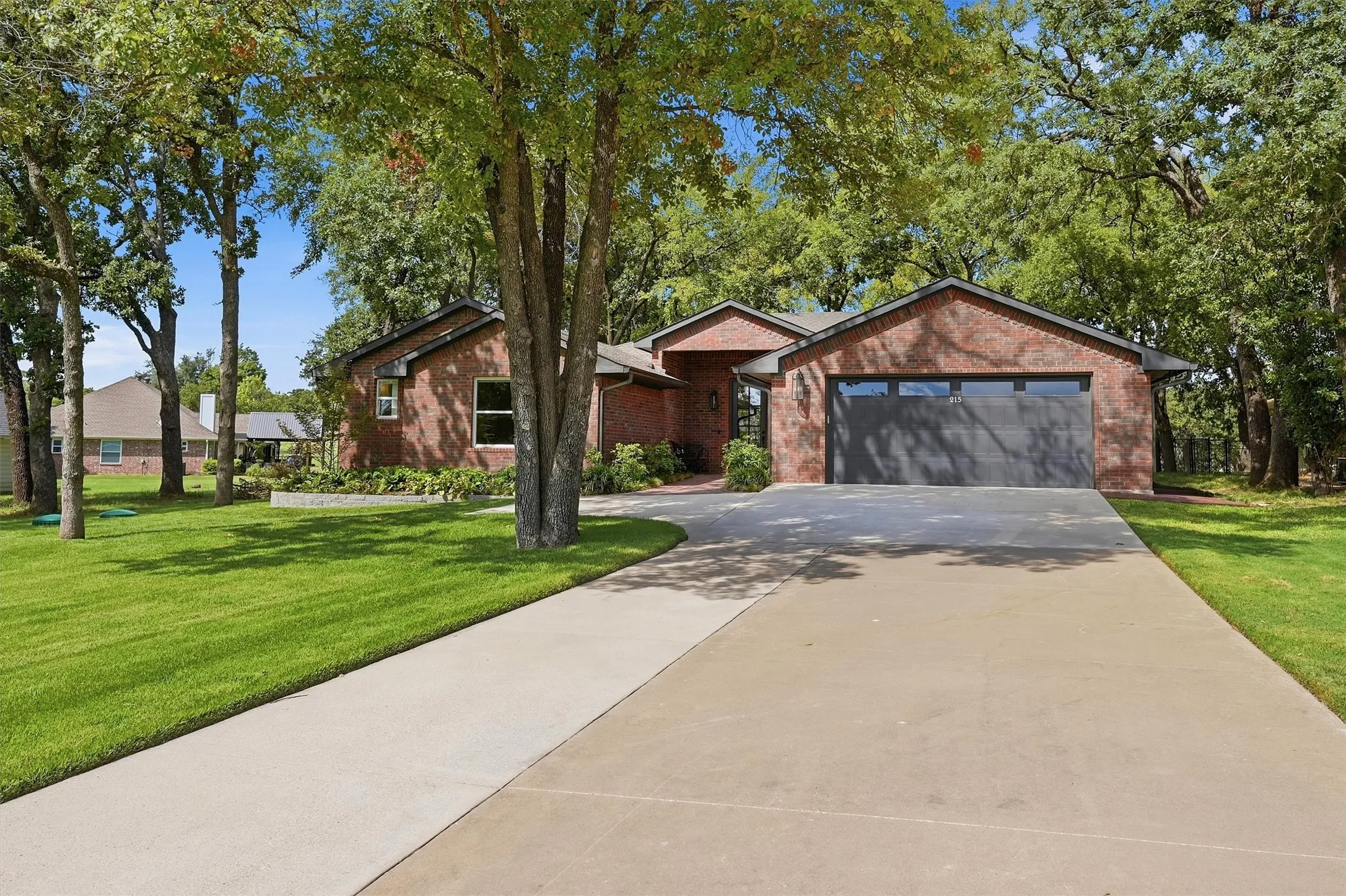Single Family Residence For Sale in Cooke County , 215 Modoc Trail, Lake Kiowa, Texas 76240, 5 Bedroom, 4 Bathroom, 2 Garage spaces, 2,723 Sqft, built in 1992, mls#21410203, Real Estate Agent in Lake Kiowa, Homes For Sale in Cooke county, Homes For Sale in Lake Kiowa, Realtor in Lake Kiowa Texas, Real Estate Brokerage Independent Realty Texas, Luminita Cordes Realtor