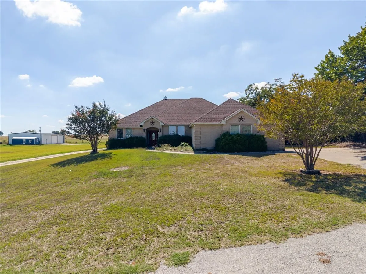 Single Family Residence For Sale in Hood County , 2003 Tolar Cemetery Road, Tolar, Texas 76476, 3 Bedroom, 2 Bathroom, 2 Garage spaces, 3,280 Sqft, built in 2004, mls#21409876, Real Estate Agent in Tolar, Homes For Sale in Hood county, Homes For Sale in Tolar, Realtor in Tolar Texas, Real Estate Brokerage Independent Realty Texas, Luminita Cordes Realtor