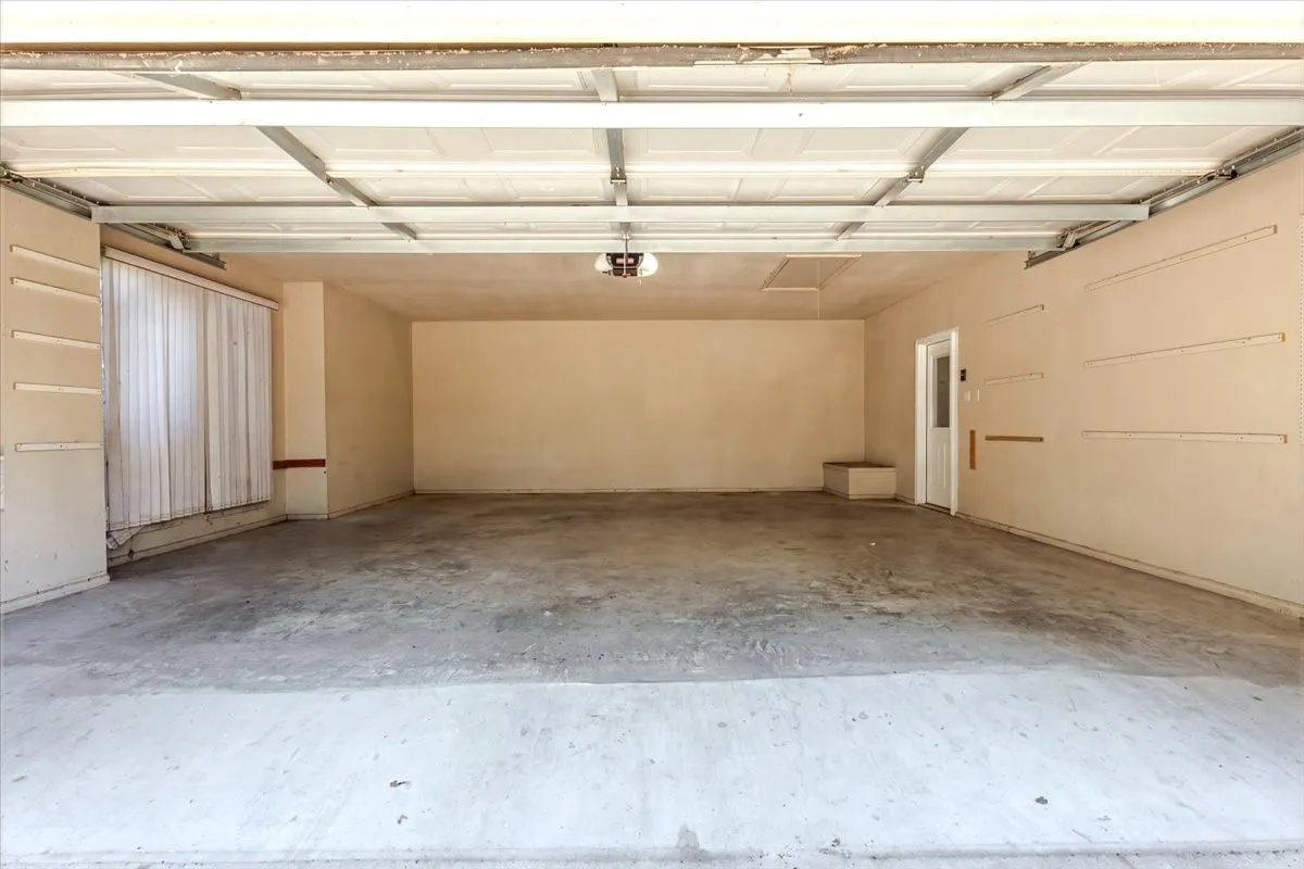 Single Family Residence For Sale in Hood County , 2003 Tolar Cemetery Road, Tolar, Texas 76476, 3 Bedroom, 2 Bathroom, 2 Garage spaces, 3,280 Sqft, built in 2004, mls#21409876, Real Estate Agent in Tolar, Homes For Sale in Hood county, Homes For Sale in Tolar, Realtor in Tolar Texas, Real Estate Brokerage Independent Realty Texas, Luminita Cordes Realtor