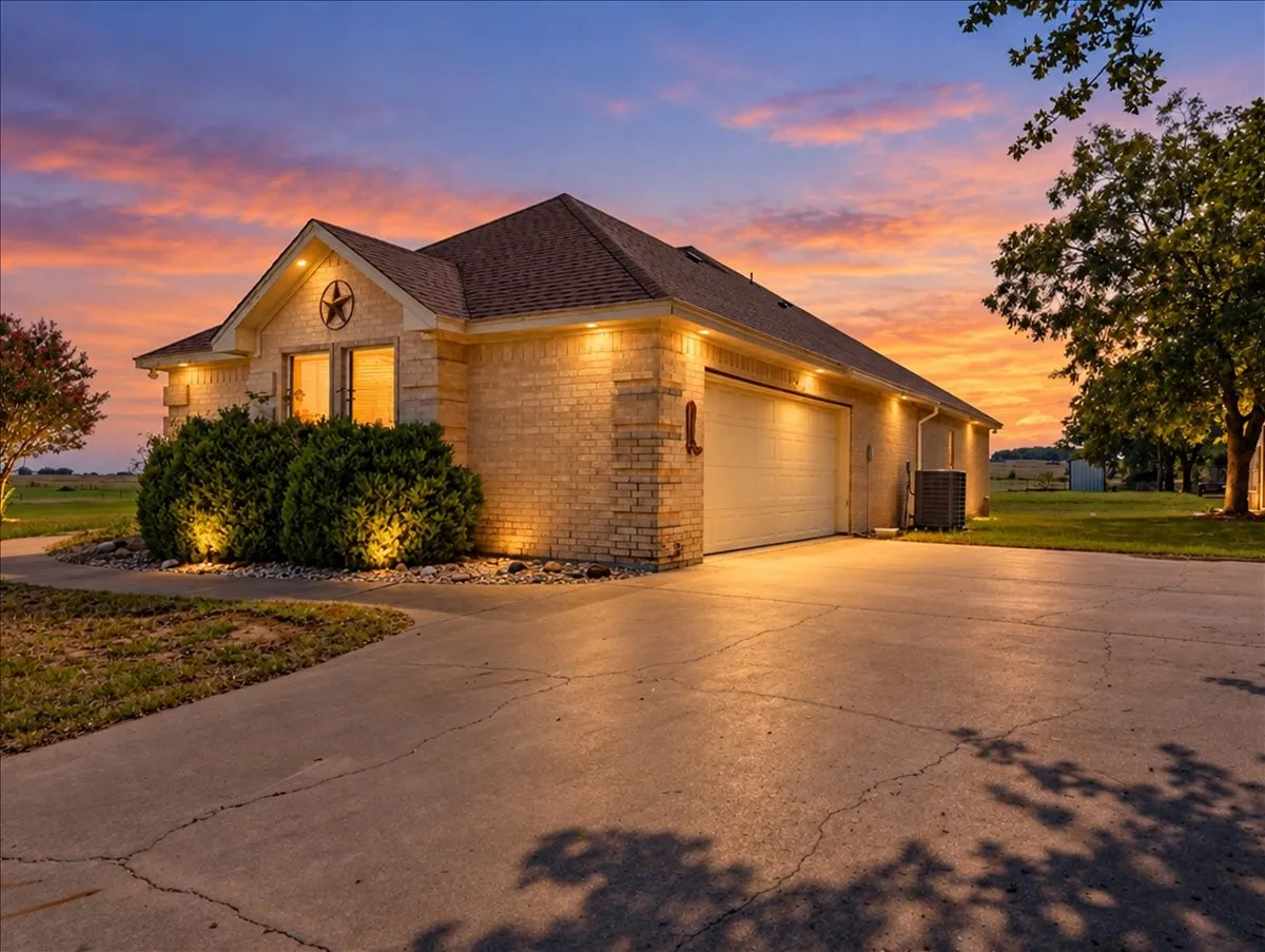 Single Family Residence For Sale in Hood County , 2003 Tolar Cemetery Road, Tolar, Texas 76476, 3 Bedroom, 2 Bathroom, 2 Garage spaces, 3,280 Sqft, built in 2004, mls#21409876, Real Estate Agent in Tolar, Homes For Sale in Hood county, Homes For Sale in Tolar, Realtor in Tolar Texas, Real Estate Brokerage Independent Realty Texas, Luminita Cordes Realtor
