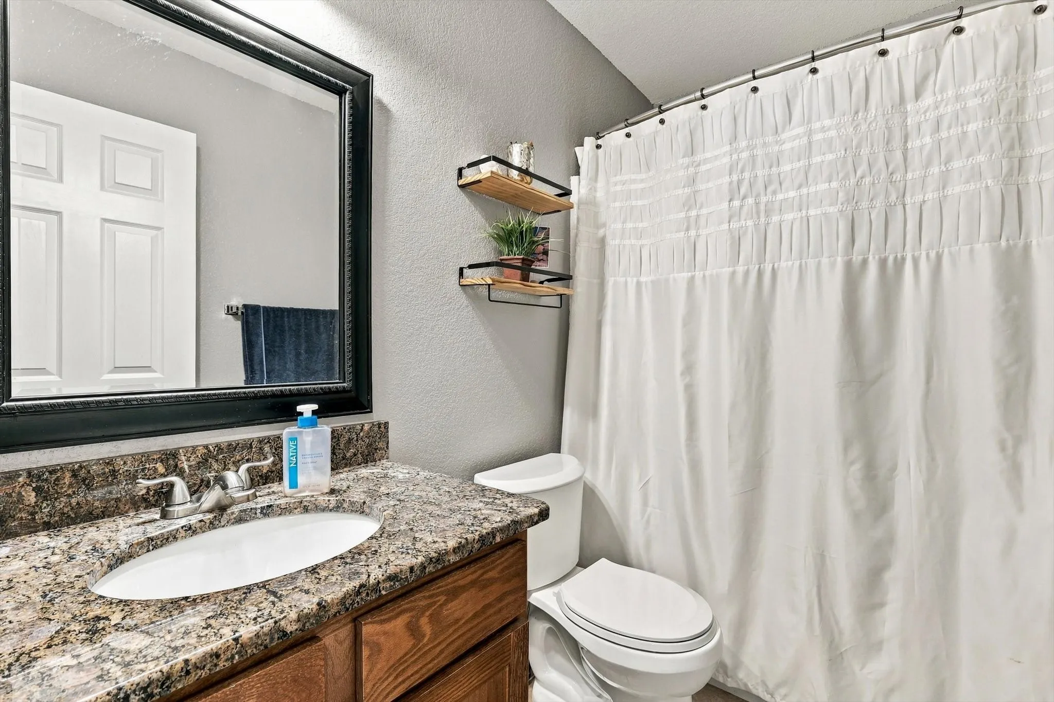 Single Family Residence For Sale in Denton County , 230 Oakwood Circle, Shady Shores, Texas 76208, 3 Bedroom, 2 Bathroom, 2 Garage spaces, 1,344 Sqft, built in 2015, mls#21410190, Real Estate Agent in Shady Shores, Homes For Sale in Denton county, Homes For Sale in Shady Shores, Realtor in Shady Shores Texas, Real Estate Brokerage Independent Realty Texas, Luminita Cordes Realtor