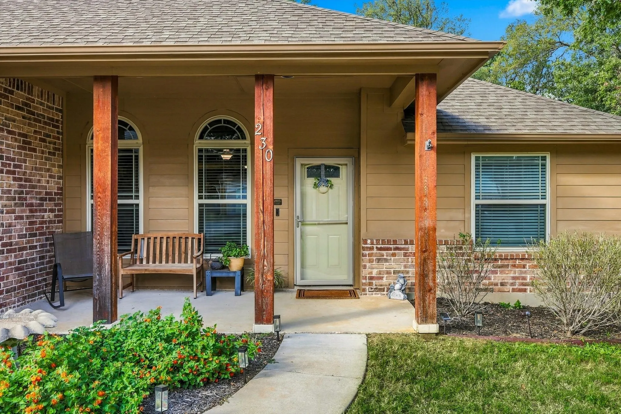 Single Family Residence For Sale in Denton County , 230 Oakwood Circle, Shady Shores, Texas 76208, 3 Bedroom, 2 Bathroom, 2 Garage spaces, 1,344 Sqft, built in 2015, mls#21410190, Real Estate Agent in Shady Shores, Homes For Sale in Denton county, Homes For Sale in Shady Shores, Realtor in Shady Shores Texas, Real Estate Brokerage Independent Realty Texas, Luminita Cordes Realtor