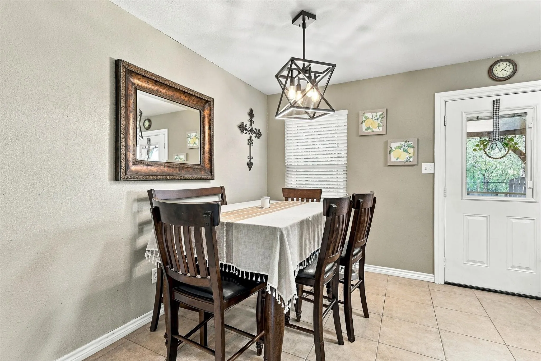 Single Family Residence For Sale in Denton County , 230 Oakwood Circle, Shady Shores, Texas 76208, 3 Bedroom, 2 Bathroom, 2 Garage spaces, 1,344 Sqft, built in 2015, mls#21410190, Real Estate Agent in Shady Shores, Homes For Sale in Denton county, Homes For Sale in Shady Shores, Realtor in Shady Shores Texas, Real Estate Brokerage Independent Realty Texas, Luminita Cordes Realtor
