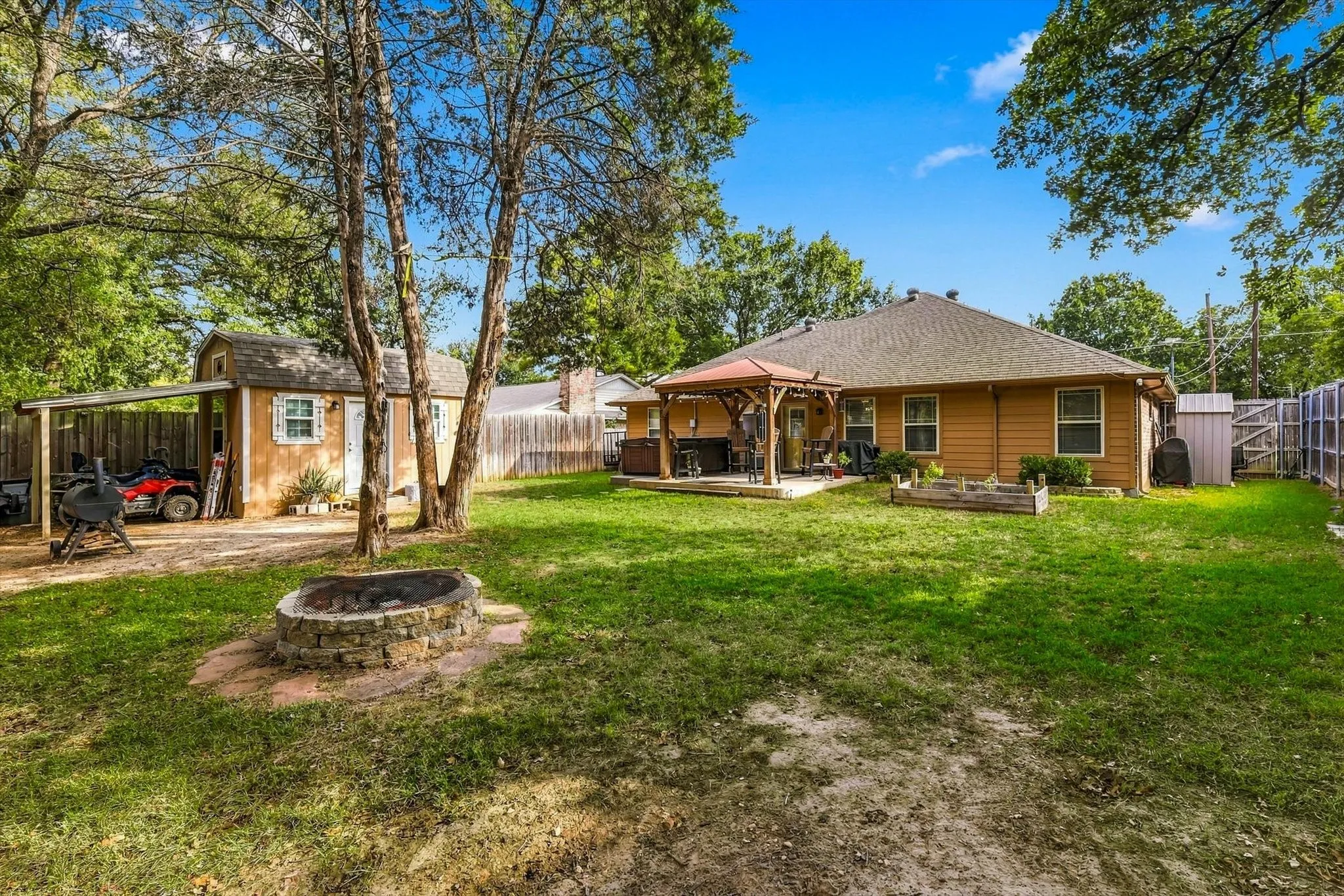 Single Family Residence For Sale in Denton County , 230 Oakwood Circle, Shady Shores, Texas 76208, 3 Bedroom, 2 Bathroom, 2 Garage spaces, 1,344 Sqft, built in 2015, mls#21410190, Real Estate Agent in Shady Shores, Homes For Sale in Denton county, Homes For Sale in Shady Shores, Realtor in Shady Shores Texas, Real Estate Brokerage Independent Realty Texas, Luminita Cordes Realtor