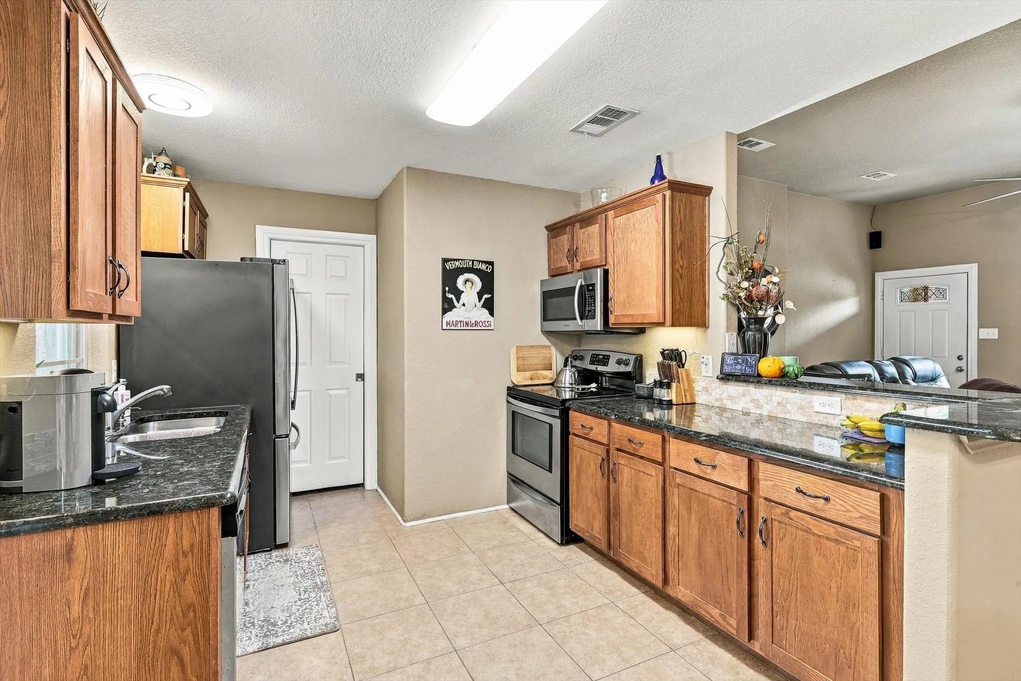 Single Family Residence For Sale in Denton County , 230 Oakwood Circle, Shady Shores, Texas 76208, 3 Bedroom, 2 Bathroom, 2 Garage spaces, 1,344 Sqft, built in 2015, mls#21410190, Real Estate Agent in Shady Shores, Homes For Sale in Denton county, Homes For Sale in Shady Shores, Realtor in Shady Shores Texas, Real Estate Brokerage Independent Realty Texas, Luminita Cordes Realtor