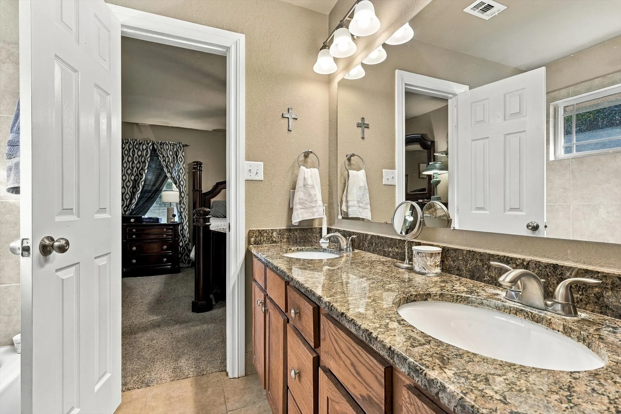 Single Family Residence For Sale in Denton County , 230 Oakwood Circle, Shady Shores, Texas 76208, 3 Bedroom, 2 Bathroom, 2 Garage spaces, 1,344 Sqft, built in 2015, mls#21410190, Real Estate Agent in Shady Shores, Homes For Sale in Denton county, Homes For Sale in Shady Shores, Realtor in Shady Shores Texas, Real Estate Brokerage Independent Realty Texas, Luminita Cordes Realtor