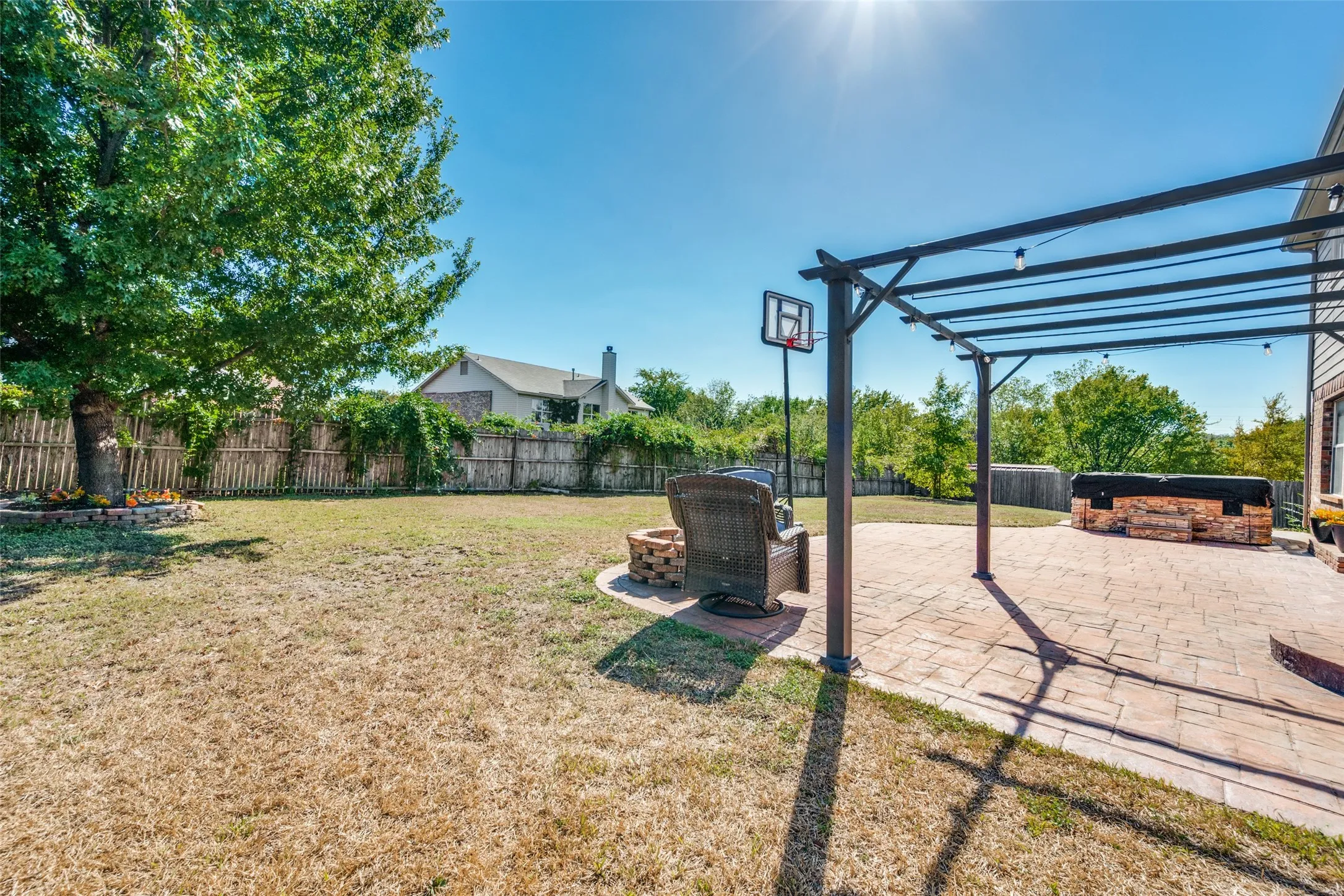 Single Family Residence For Sale in Tarrant County , 220 Sunset Oaks Drive, Fort Worth, Texas 76112, 4 Bedroom, 3 Bathroom, 2 Garage spaces, 2,332 Sqft, built in 1999, mls#21410159, Real Estate Agent in Fort Worth, Homes For Sale in Tarrant county, Homes For Sale in Fort Worth, Realtor in Fort Worth Texas, Real Estate Brokerage Independent Realty Texas, Luminita Cordes Realtor