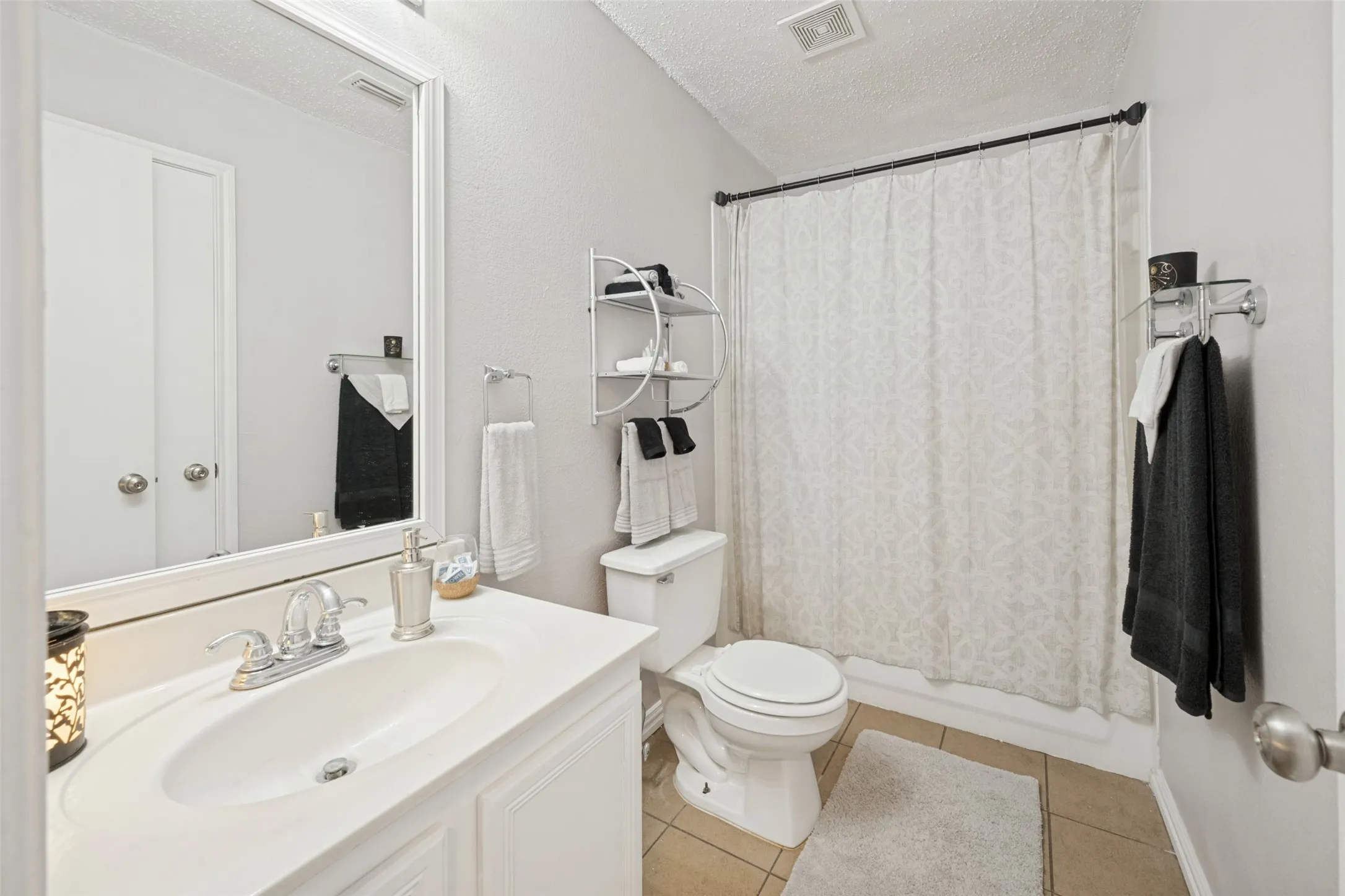 Single Family Residence For Sale in Tarrant County , 220 Sunset Oaks Drive, Fort Worth, Texas 76112, 4 Bedroom, 3 Bathroom, 2 Garage spaces, 2,332 Sqft, built in 1999, mls#21410159, Real Estate Agent in Fort Worth, Homes For Sale in Tarrant county, Homes For Sale in Fort Worth, Realtor in Fort Worth Texas, Real Estate Brokerage Independent Realty Texas, Luminita Cordes Realtor