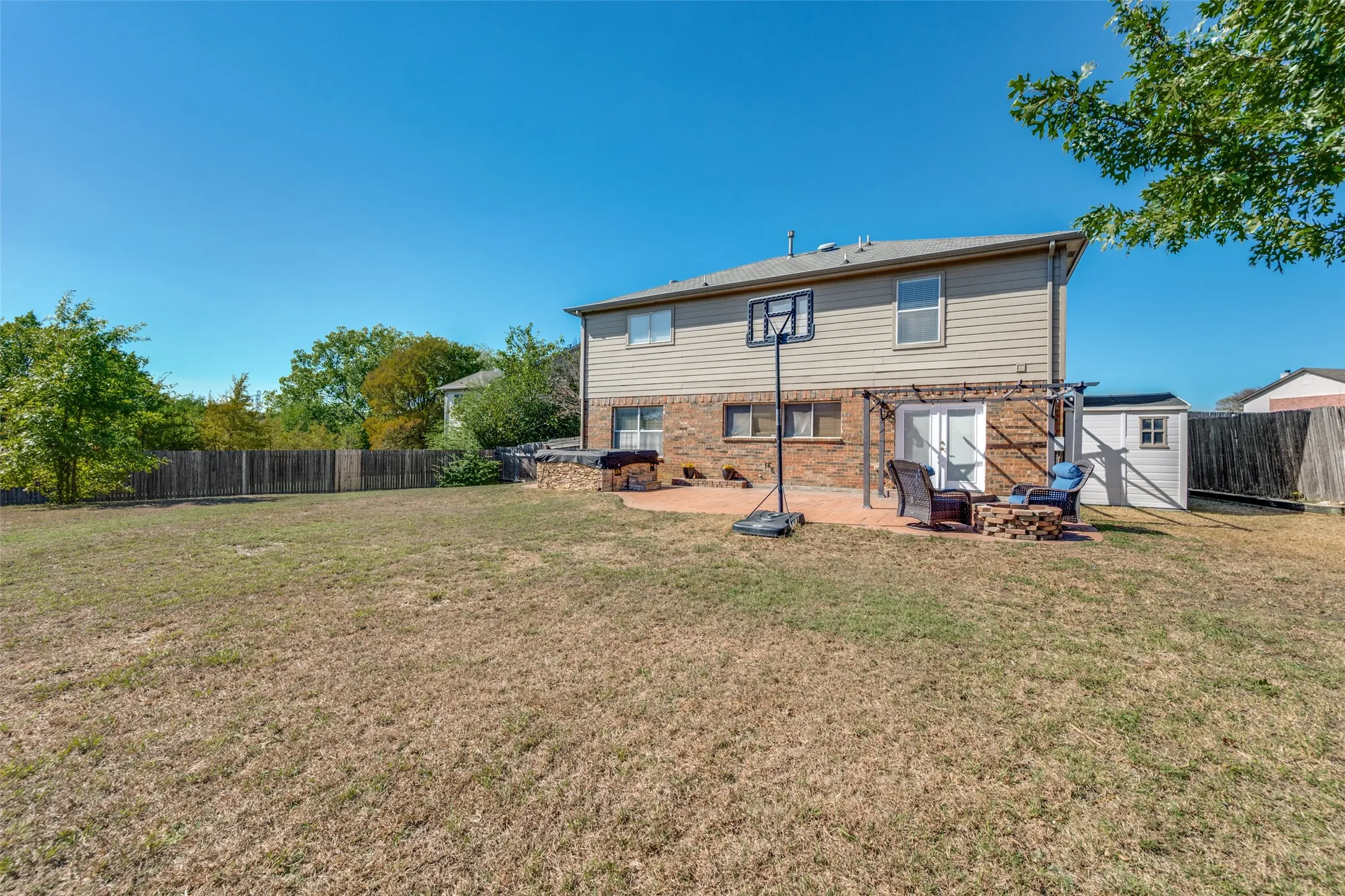Single Family Residence For Sale in Tarrant County , 220 Sunset Oaks Drive, Fort Worth, Texas 76112, 4 Bedroom, 3 Bathroom, 2 Garage spaces, 2,332 Sqft, built in 1999, mls#21410159, Real Estate Agent in Fort Worth, Homes For Sale in Tarrant county, Homes For Sale in Fort Worth, Realtor in Fort Worth Texas, Real Estate Brokerage Independent Realty Texas, Luminita Cordes Realtor