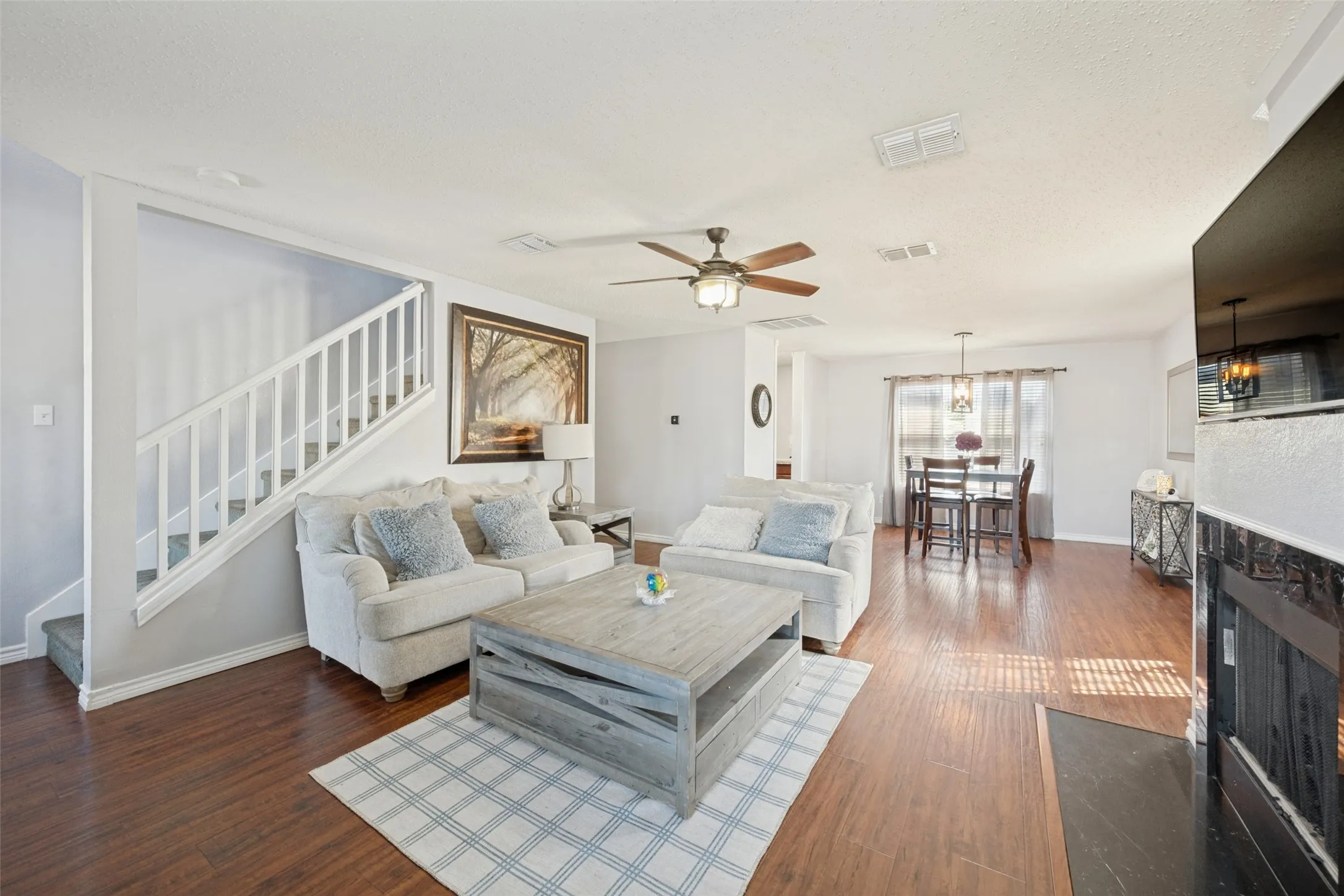 Single Family Residence For Sale in Tarrant County , 220 Sunset Oaks Drive, Fort Worth, Texas 76112, 4 Bedroom, 3 Bathroom, 2 Garage spaces, 2,332 Sqft, built in 1999, mls#21410159, Real Estate Agent in Fort Worth, Homes For Sale in Tarrant county, Homes For Sale in Fort Worth, Realtor in Fort Worth Texas, Real Estate Brokerage Independent Realty Texas, Luminita Cordes Realtor