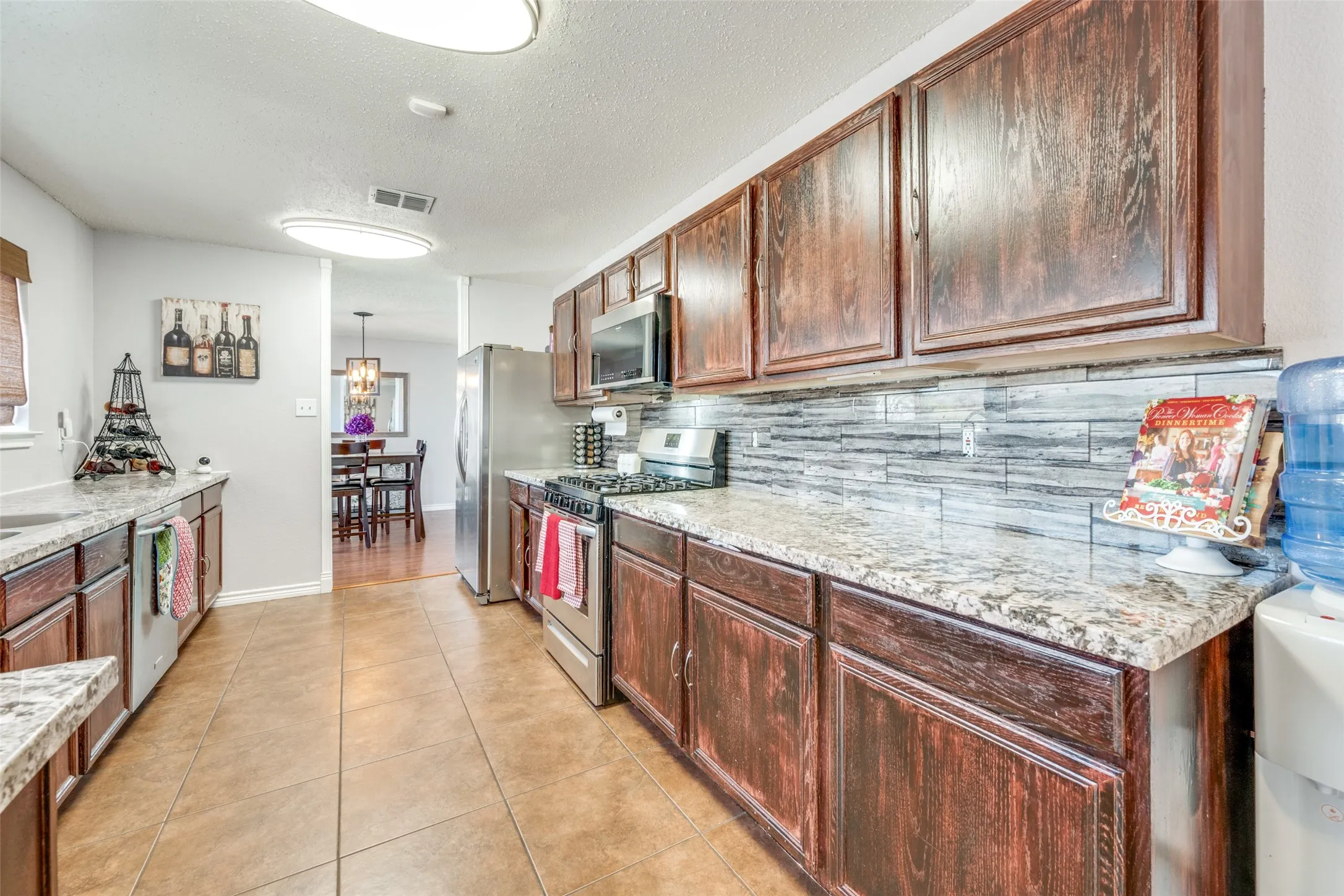 Single Family Residence For Sale in Tarrant County , 220 Sunset Oaks Drive, Fort Worth, Texas 76112, 4 Bedroom, 3 Bathroom, 2 Garage spaces, 2,332 Sqft, built in 1999, mls#21410159, Real Estate Agent in Fort Worth, Homes For Sale in Tarrant county, Homes For Sale in Fort Worth, Realtor in Fort Worth Texas, Real Estate Brokerage Independent Realty Texas, Luminita Cordes Realtor