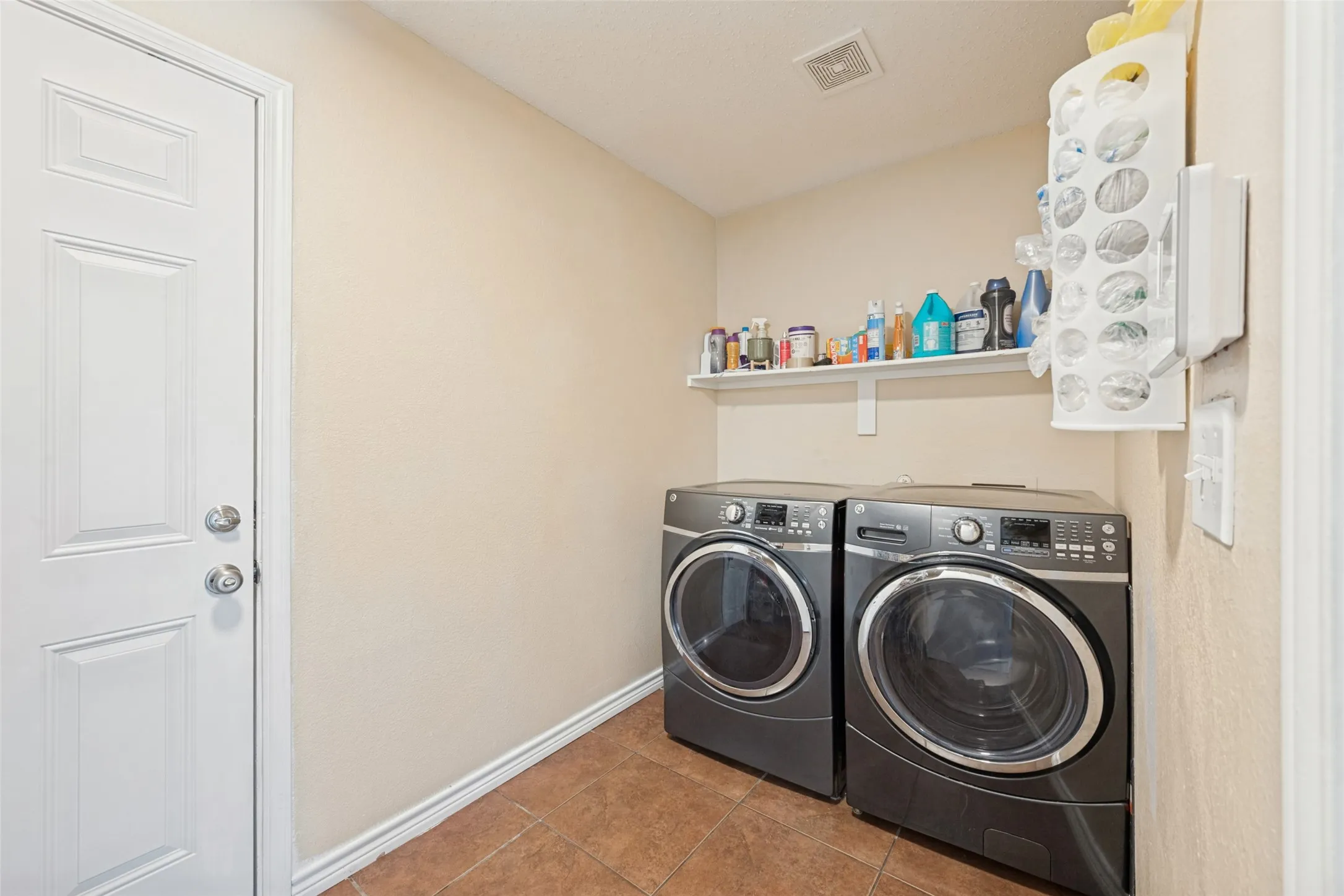Single Family Residence For Sale in Tarrant County , 220 Sunset Oaks Drive, Fort Worth, Texas 76112, 4 Bedroom, 3 Bathroom, 2 Garage spaces, 2,332 Sqft, built in 1999, mls#21410159, Real Estate Agent in Fort Worth, Homes For Sale in Tarrant county, Homes For Sale in Fort Worth, Realtor in Fort Worth Texas, Real Estate Brokerage Independent Realty Texas, Luminita Cordes Realtor