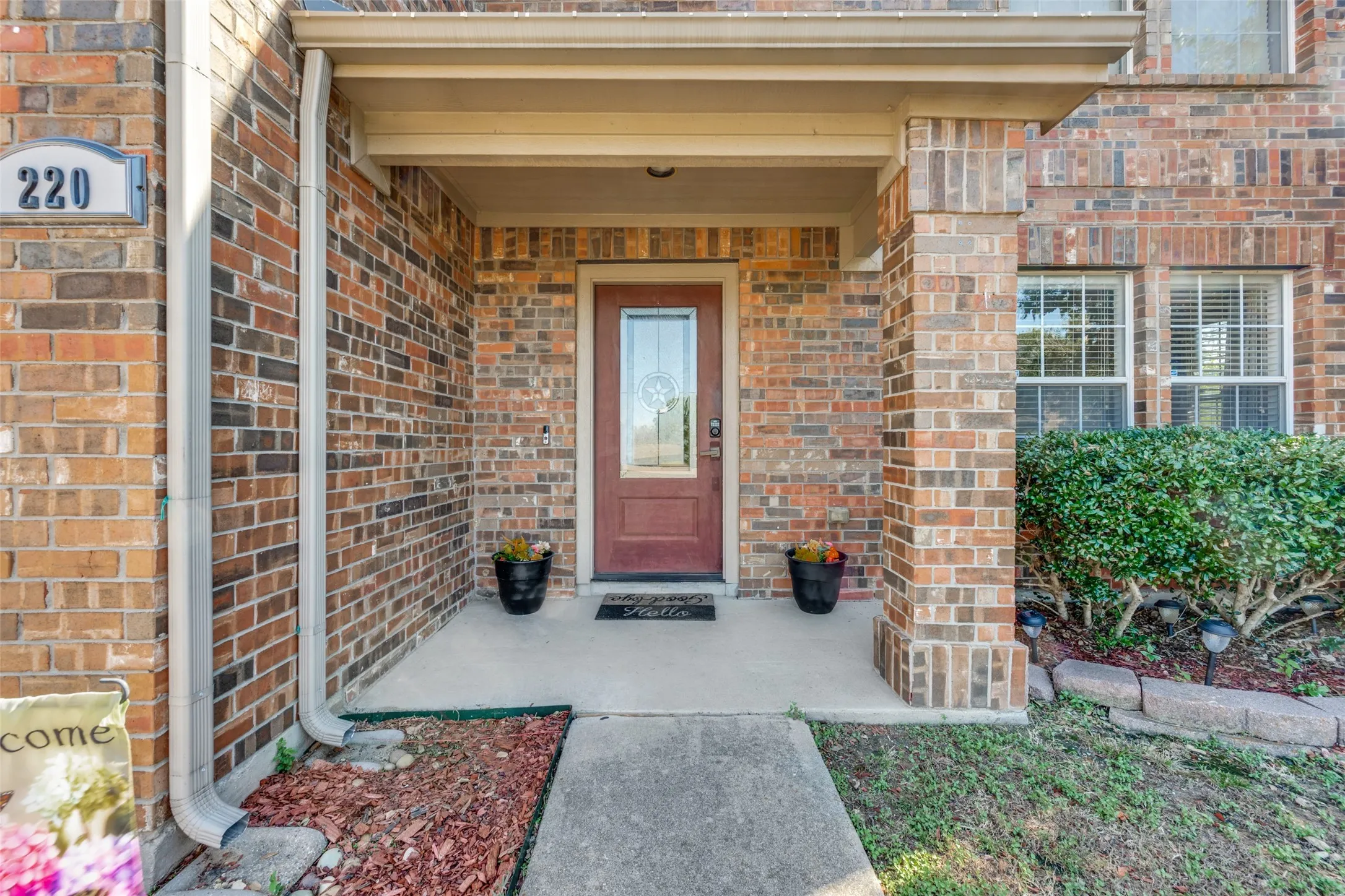 Single Family Residence For Sale in Tarrant County , 220 Sunset Oaks Drive, Fort Worth, Texas 76112, 4 Bedroom, 3 Bathroom, 2 Garage spaces, 2,332 Sqft, built in 1999, mls#21410159, Real Estate Agent in Fort Worth, Homes For Sale in Tarrant county, Homes For Sale in Fort Worth, Realtor in Fort Worth Texas, Real Estate Brokerage Independent Realty Texas, Luminita Cordes Realtor