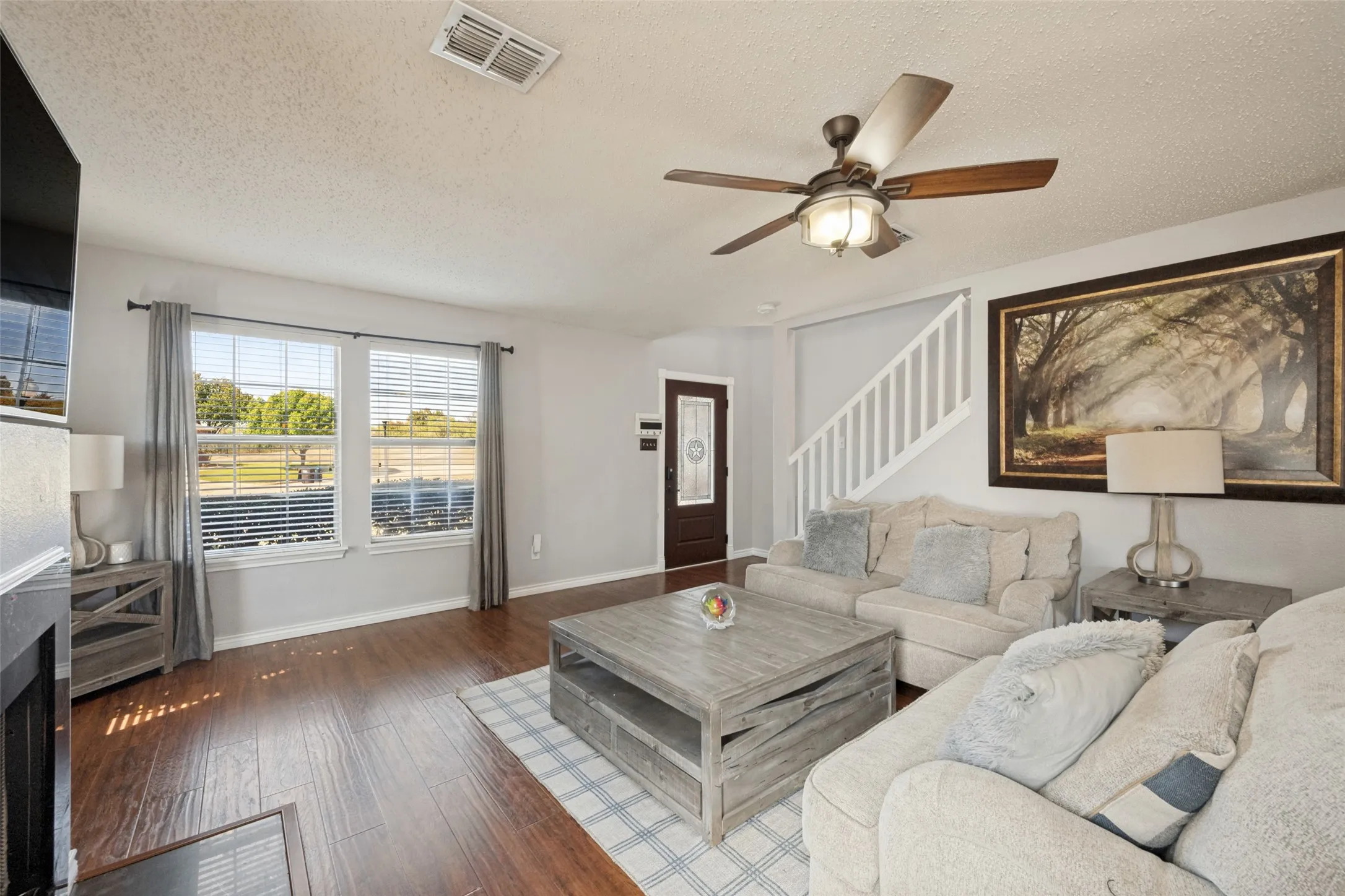 Single Family Residence For Sale in Tarrant County , 220 Sunset Oaks Drive, Fort Worth, Texas 76112, 4 Bedroom, 3 Bathroom, 2 Garage spaces, 2,332 Sqft, built in 1999, mls#21410159, Real Estate Agent in Fort Worth, Homes For Sale in Tarrant county, Homes For Sale in Fort Worth, Realtor in Fort Worth Texas, Real Estate Brokerage Independent Realty Texas, Luminita Cordes Realtor