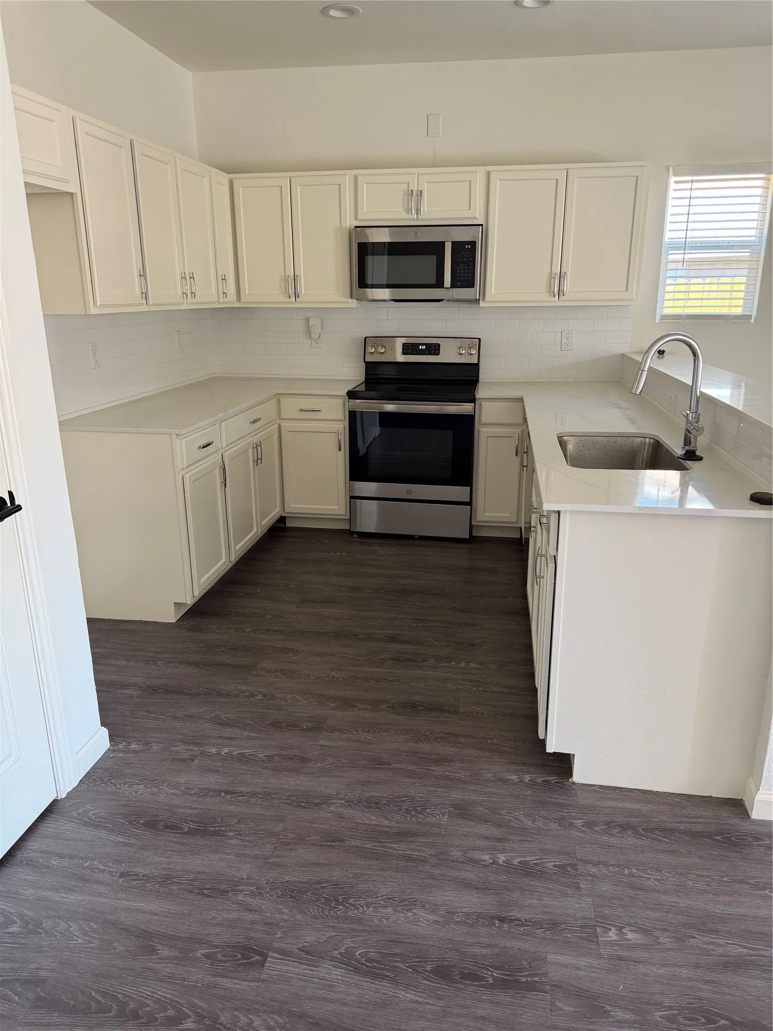 Single Family Residence For Rent in Fannin County , 501 E 15th Street, Bonham, Texas 75418, 3 Bedroom, 2 Bathroom, 2 Garage spaces, 1,388 Sqft, built in 2022, mls#21407697, Real Estate Agent in Bonham, Homes For Rent in Fannin county, Homes For Rent in Bonham, Realtor in Bonham Texas, Real Estate Brokerage Independent Realty Texas, Luminita Cordes Realtor
