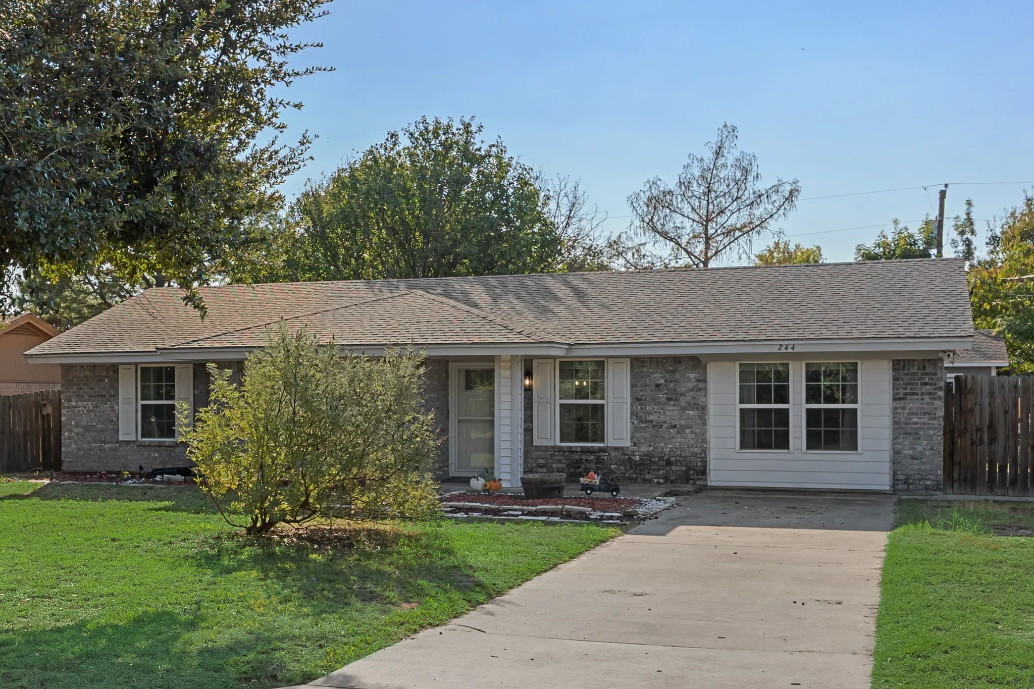 Single Family Residence For Sale in Tarrant County , 244 Richard Lane, Azle, Texas 76020, 3 Bedroom, 2 Bathroom, Garage spaces, 1,646 Sqft, built in 1987, mls#21407533, Real Estate Agent in Azle, Homes For Sale in Tarrant county, Homes For Sale in Azle, Realtor in Azle Texas, Real Estate Brokerage Independent Realty Texas, Luminita Cordes Realtor