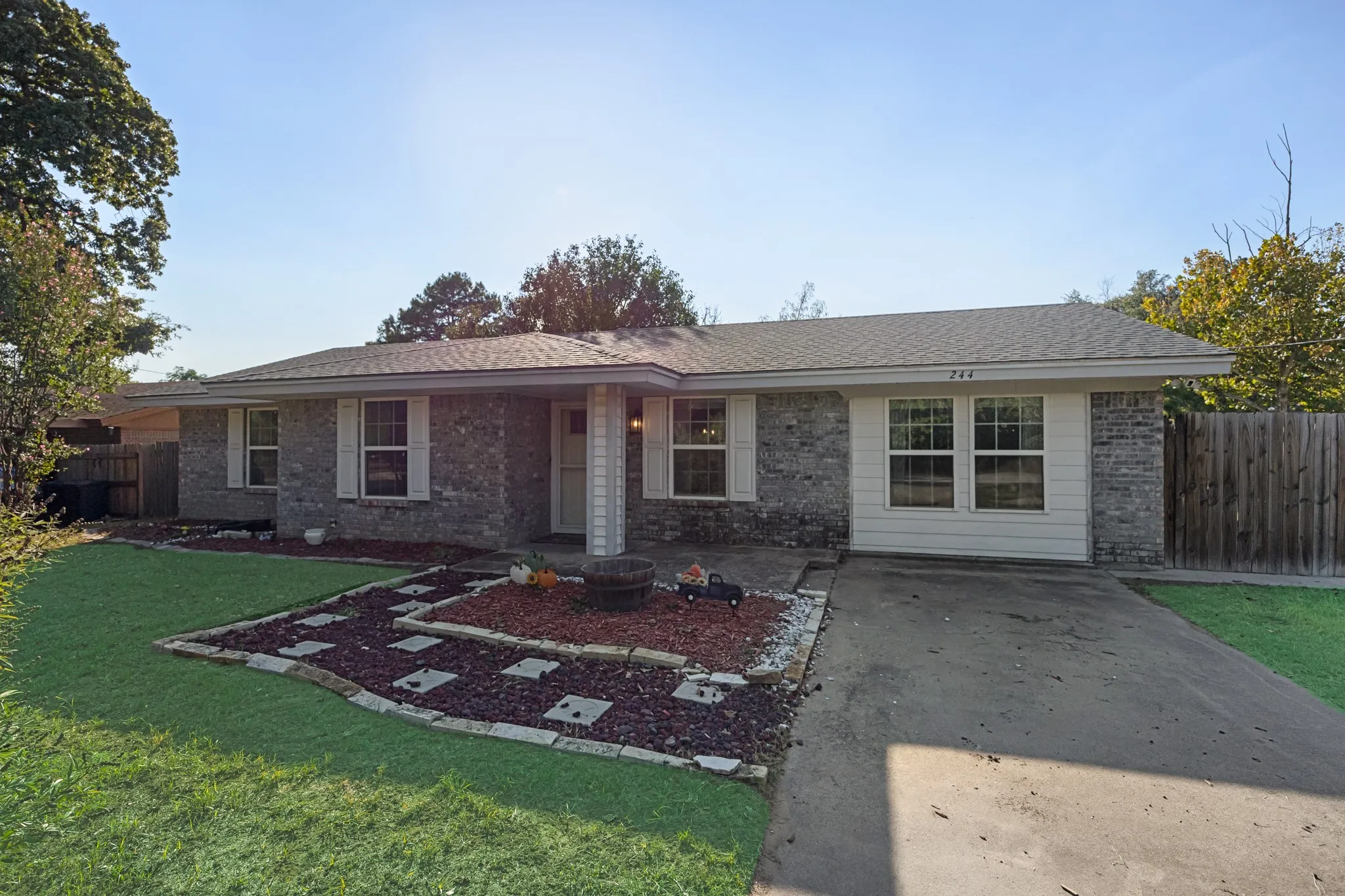 Single Family Residence For Sale in Tarrant County , 244 Richard Lane, Azle, Texas 76020, 3 Bedroom, 2 Bathroom, Garage spaces, 1,646 Sqft, built in 1987, mls#21407533, Real Estate Agent in Azle, Homes For Sale in Tarrant county, Homes For Sale in Azle, Realtor in Azle Texas, Real Estate Brokerage Independent Realty Texas, Luminita Cordes Realtor
