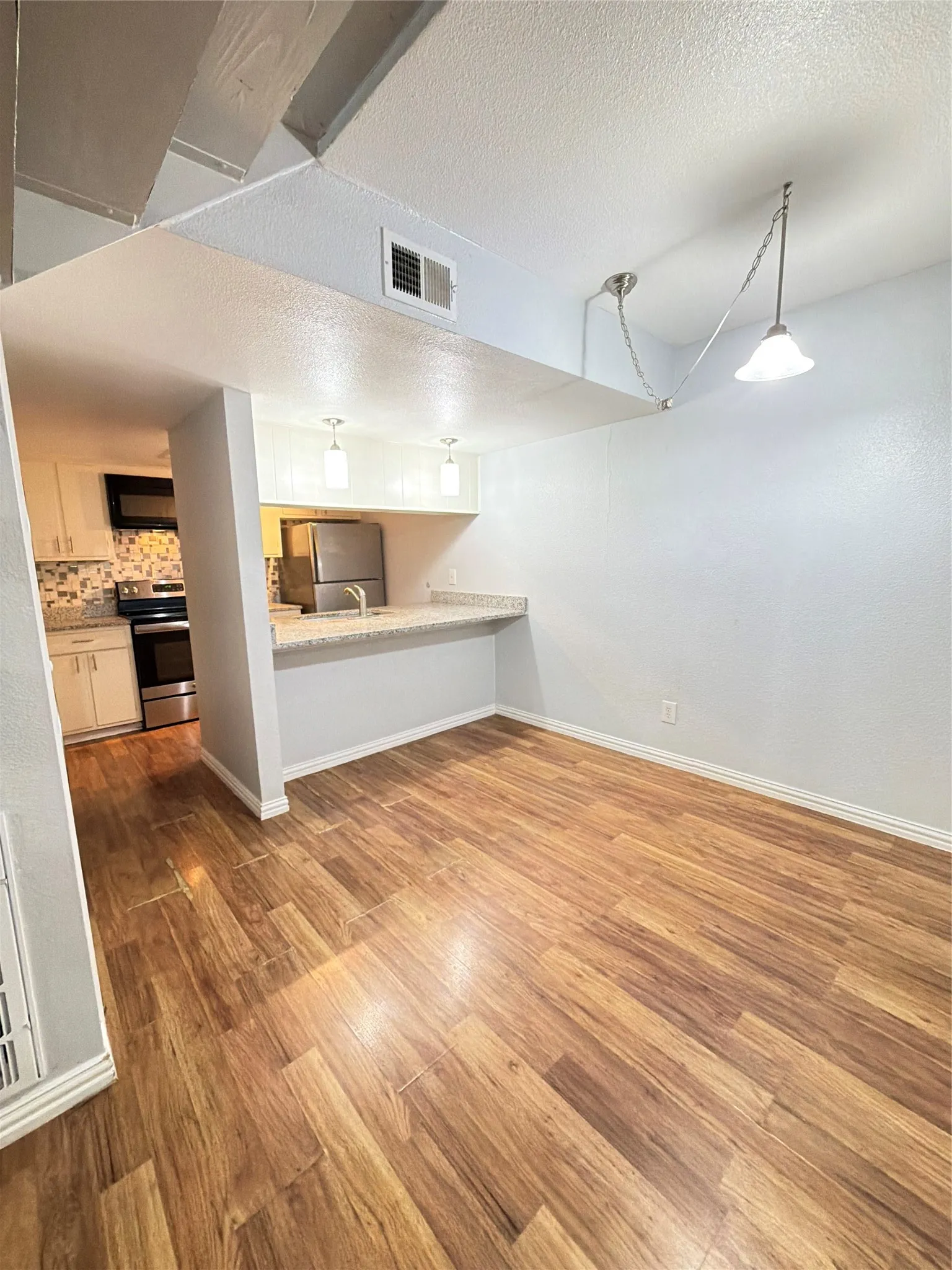 Condominium For Sale in Dallas County , 3121 Park Lane 1095, Dallas, Texas 75220, 2 Bedroom, 2 Bathroom, Garage spaces, 970 Sqft, built in 1969, mls#21410240, Real Estate Agent in Dallas, Homes For Sale in Dallas county, Homes For Sale in Dallas, Realtor in Dallas Texas, Real Estate Brokerage Independent Realty Texas, Luminita Cordes Realtor