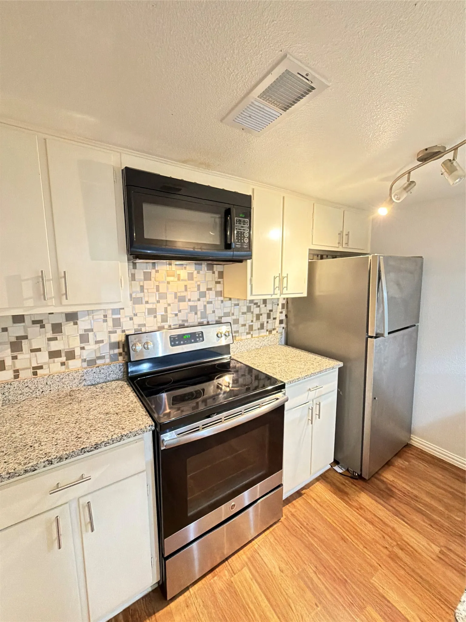 Condominium For Sale in Dallas County , 3121 Park Lane 1095, Dallas, Texas 75220, 2 Bedroom, 2 Bathroom, Garage spaces, 970 Sqft, built in 1969, mls#21410240, Real Estate Agent in Dallas, Homes For Sale in Dallas county, Homes For Sale in Dallas, Realtor in Dallas Texas, Real Estate Brokerage Independent Realty Texas, Luminita Cordes Realtor