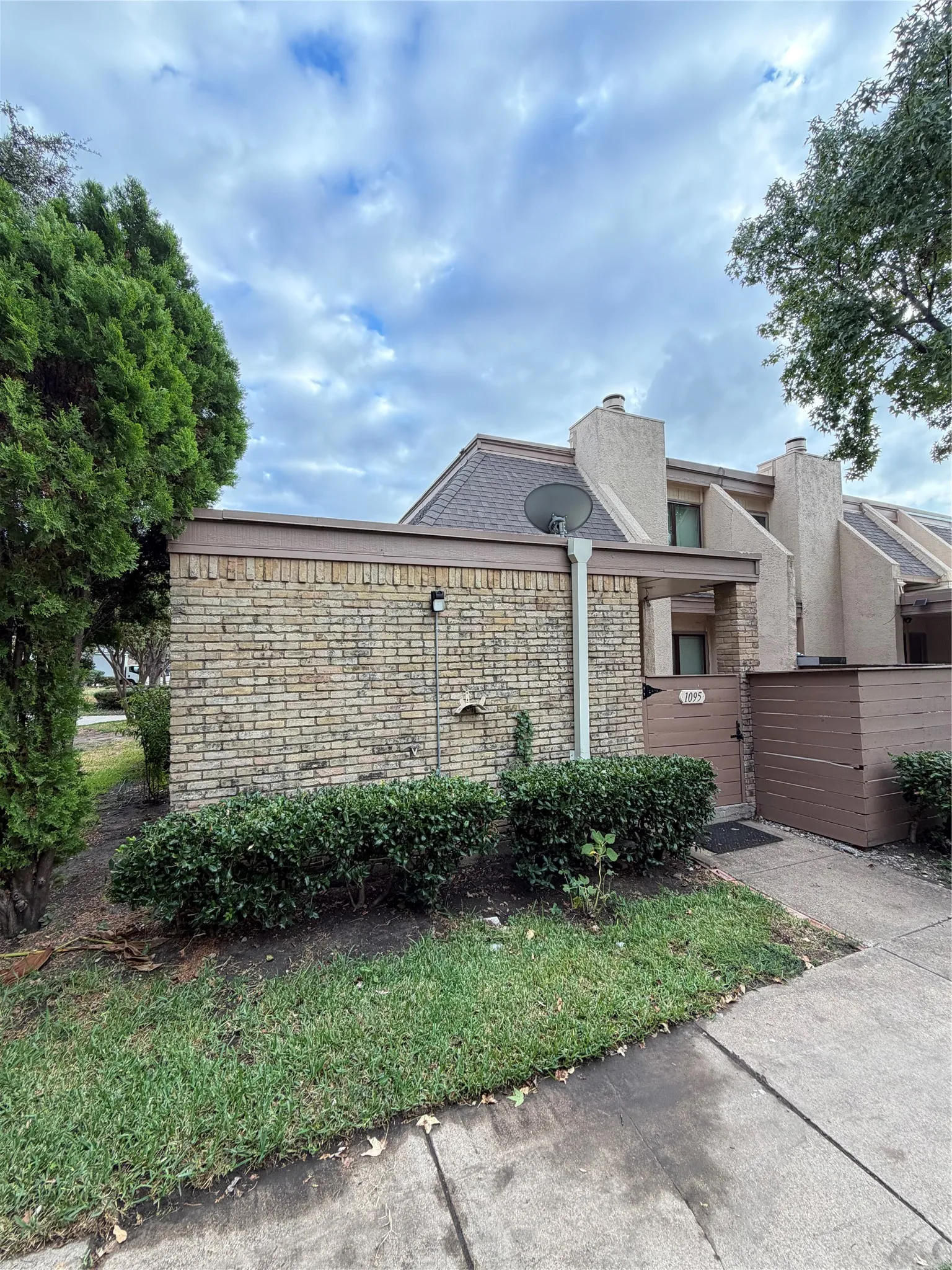 Condominium For Sale in Dallas County , 3121 Park Lane 1095, Dallas, Texas 75220, 2 Bedroom, 2 Bathroom, Garage spaces, 970 Sqft, built in 1969, mls#21410240, Real Estate Agent in Dallas, Homes For Sale in Dallas county, Homes For Sale in Dallas, Realtor in Dallas Texas, Real Estate Brokerage Independent Realty Texas, Luminita Cordes Realtor
