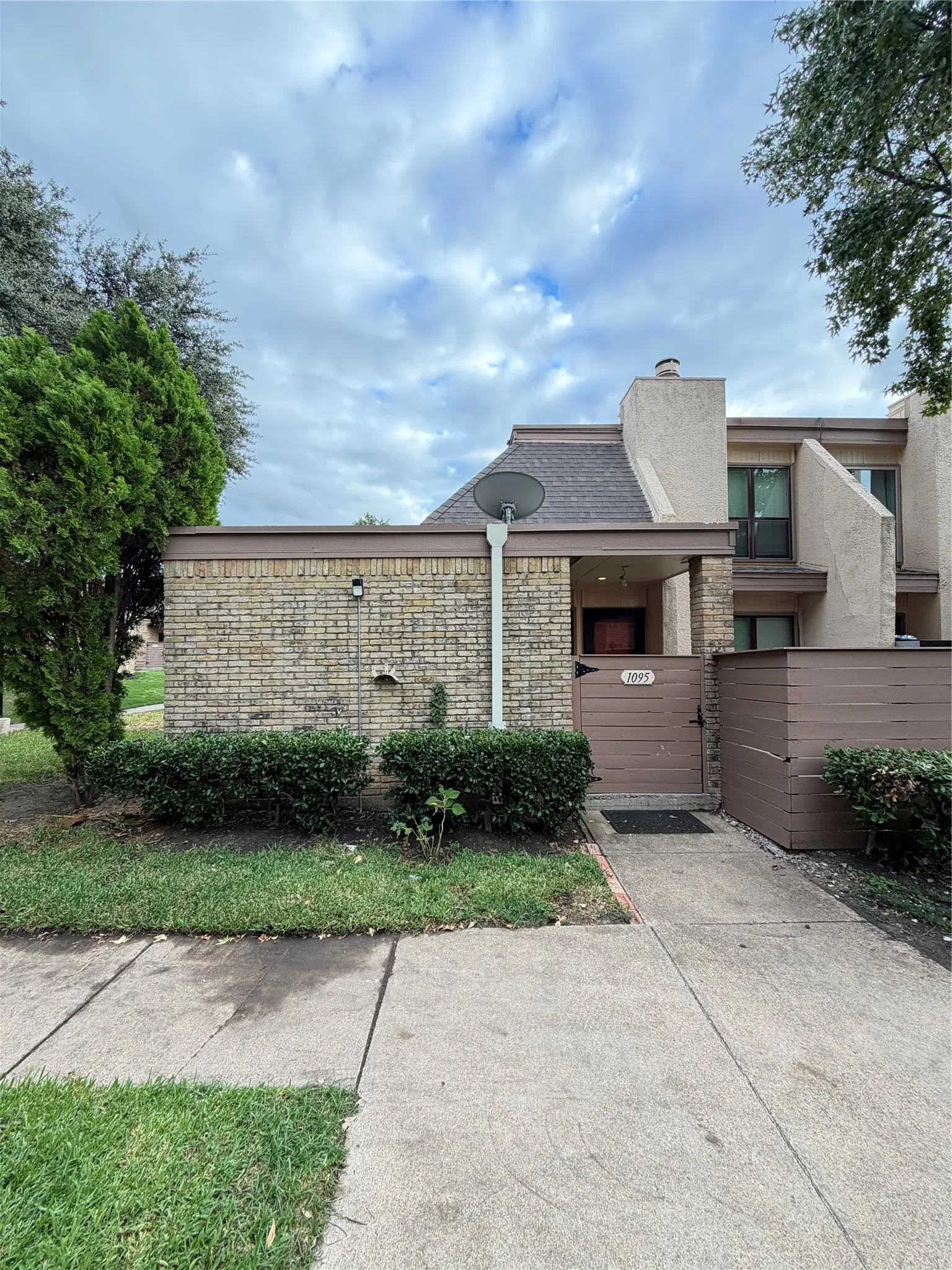 Condominium For Sale in Dallas County , 3121 Park Lane 1095, Dallas, Texas 75220, 2 Bedroom, 2 Bathroom, Garage spaces, 970 Sqft, built in 1969, mls#21410240, Real Estate Agent in Dallas, Homes For Sale in Dallas county, Homes For Sale in Dallas, Realtor in Dallas Texas, Real Estate Brokerage Independent Realty Texas, Luminita Cordes Realtor