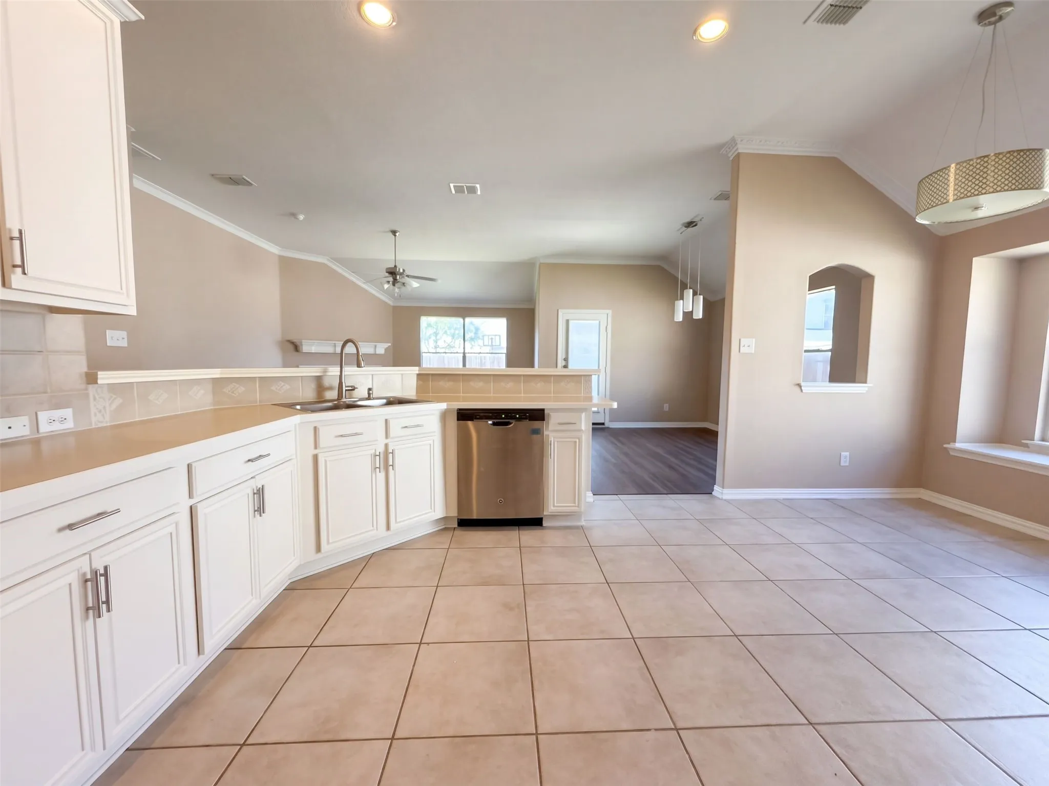 Single Family Residence For Sale in Dallas County , 5327 Lake Gardens Drive, Grand Prairie, Texas 75052, 4 Bedroom, 2 Bathroom, 2 Garage spaces, 2,004 Sqft, built in 2005, mls#21407921, Real Estate Agent in Grand Prairie, Homes For Sale in Dallas county, Homes For Sale in Grand Prairie, Realtor in Grand Prairie Texas, Real Estate Brokerage Independent Realty Texas, Luminita Cordes Realtor