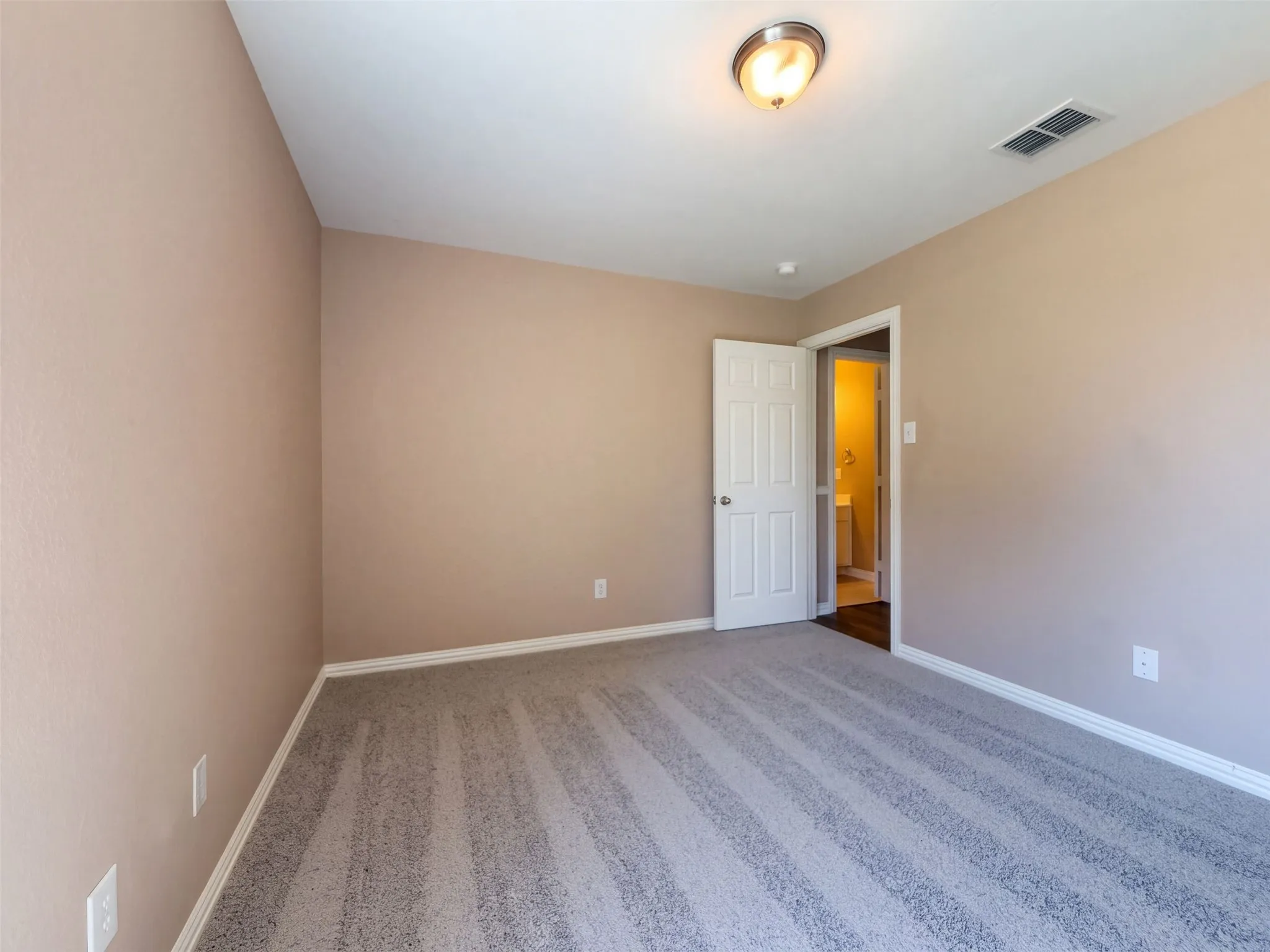 Single Family Residence For Sale in Dallas County , 5327 Lake Gardens Drive, Grand Prairie, Texas 75052, 4 Bedroom, 2 Bathroom, 2 Garage spaces, 2,004 Sqft, built in 2005, mls#21407921, Real Estate Agent in Grand Prairie, Homes For Sale in Dallas county, Homes For Sale in Grand Prairie, Realtor in Grand Prairie Texas, Real Estate Brokerage Independent Realty Texas, Luminita Cordes Realtor