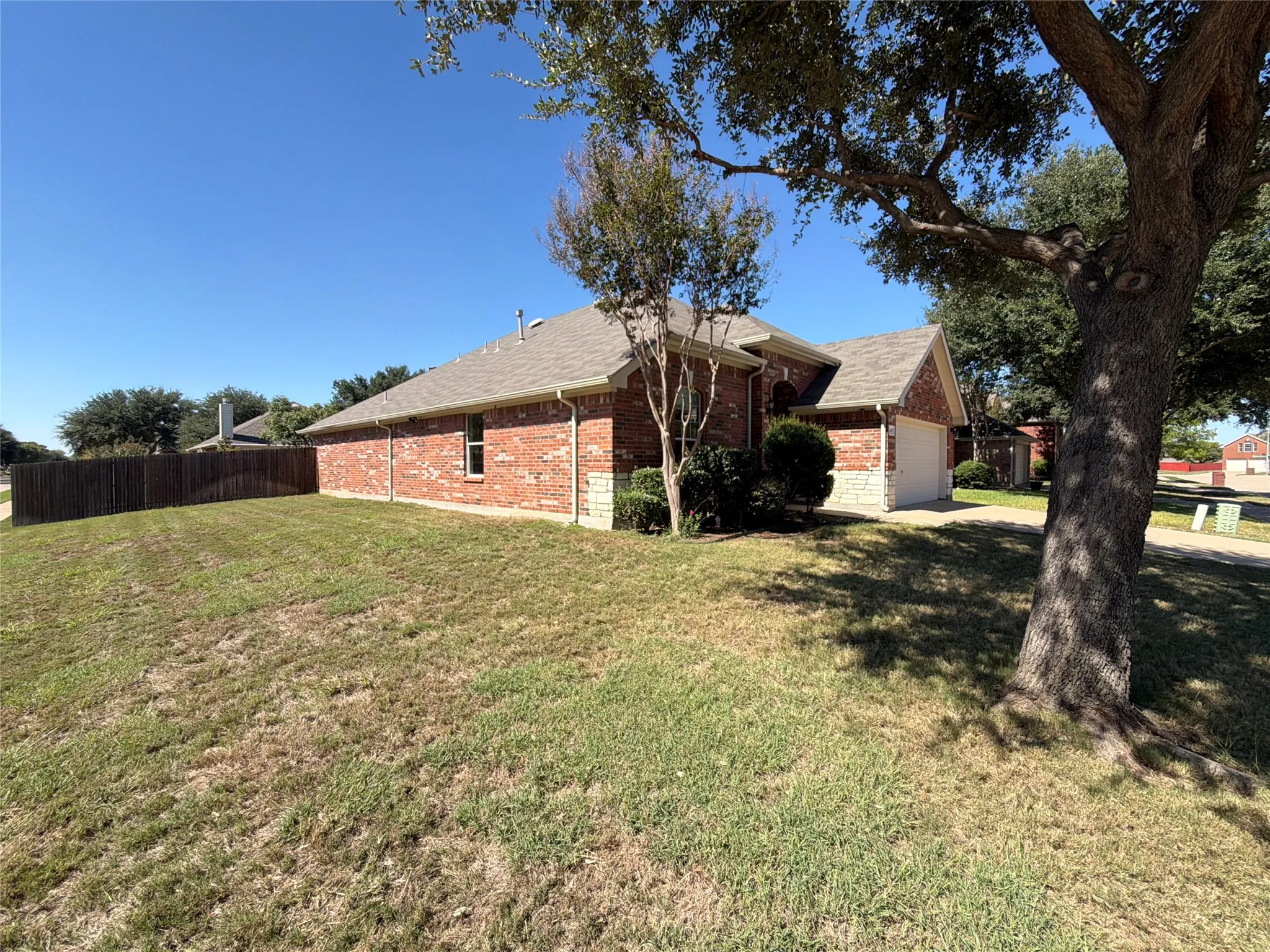 Single Family Residence For Sale in Dallas County , 5327 Lake Gardens Drive, Grand Prairie, Texas 75052, 4 Bedroom, 2 Bathroom, 2 Garage spaces, 2,004 Sqft, built in 2005, mls#21407921, Real Estate Agent in Grand Prairie, Homes For Sale in Dallas county, Homes For Sale in Grand Prairie, Realtor in Grand Prairie Texas, Real Estate Brokerage Independent Realty Texas, Luminita Cordes Realtor