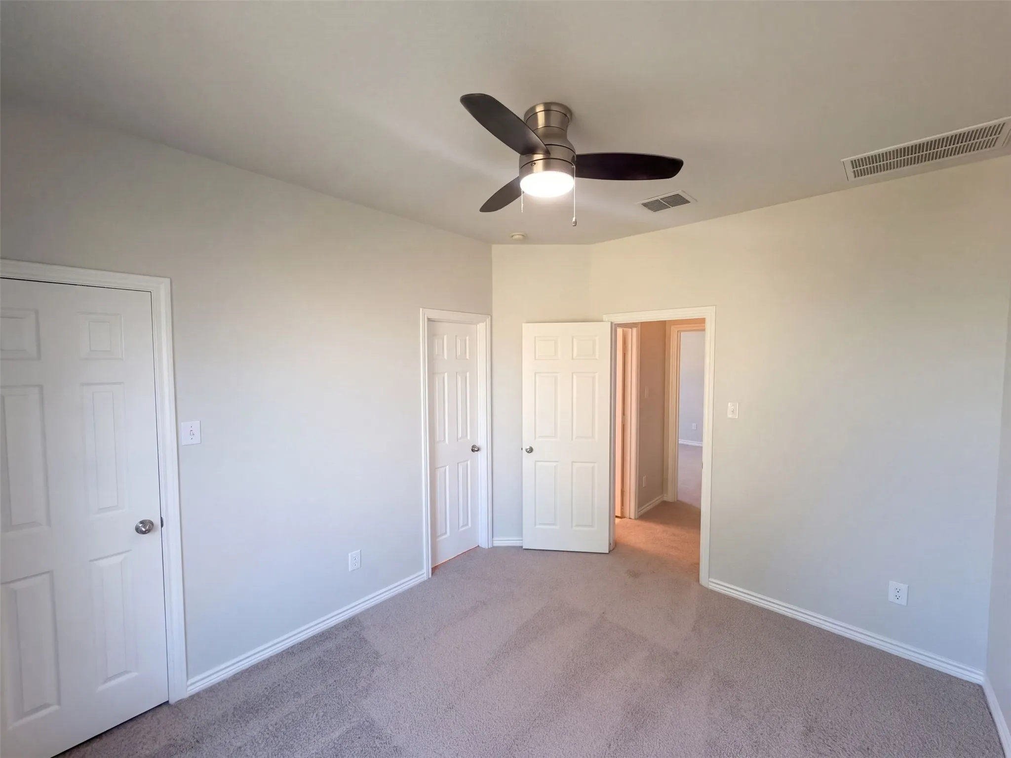 Single Family Residence For Sale in Denton County , 2309 Windsor Farms Drive, Denton, Texas 76207, 3 Bedroom, 2 Bathroom, 2 Garage spaces, 1,705 Sqft, built in 2006, mls#21410184, Real Estate Agent in Denton, Homes For Sale in Denton county, Homes For Sale in Denton, Realtor in Denton Texas, Real Estate Brokerage Independent Realty Texas, Luminita Cordes Realtor