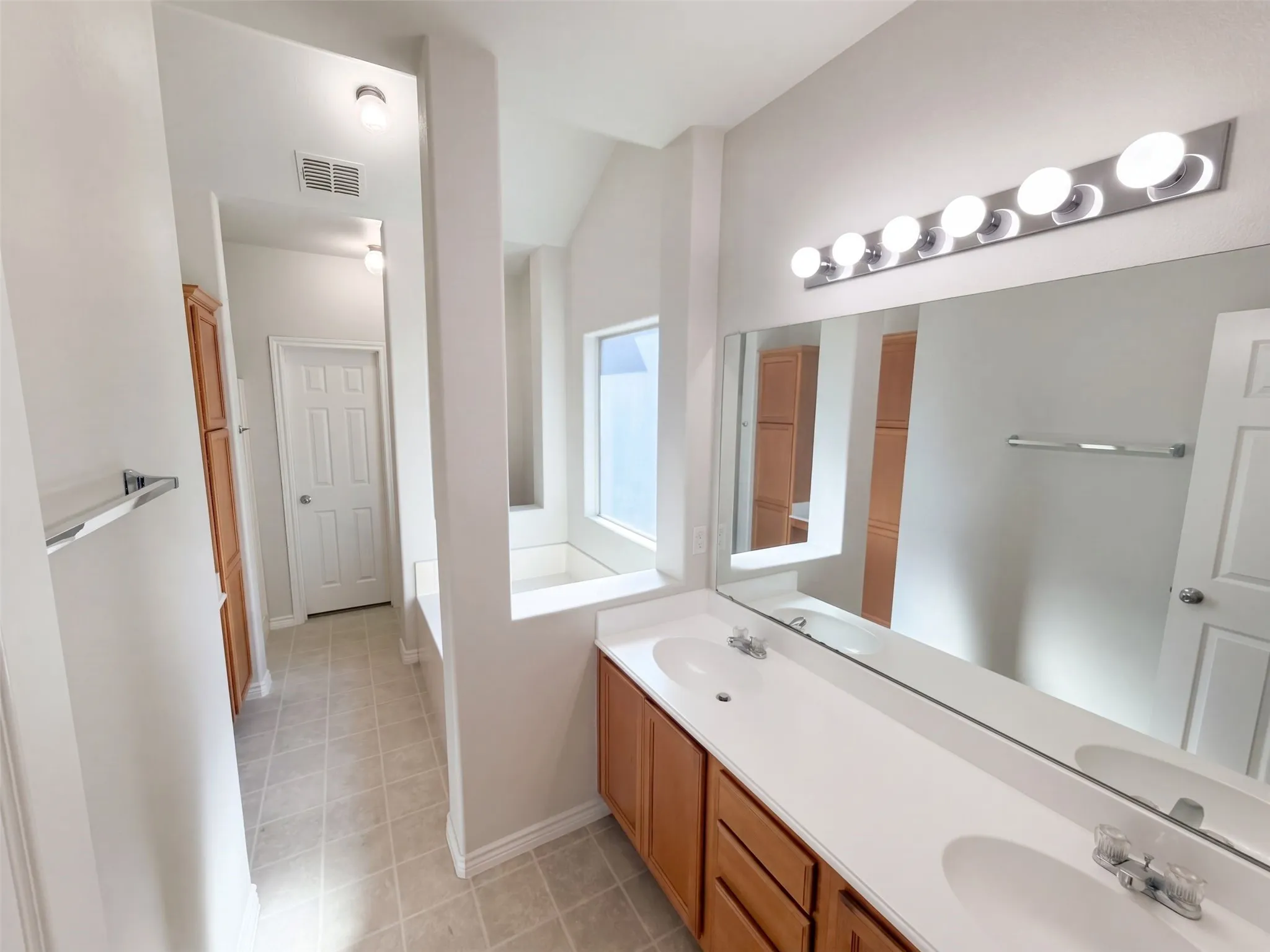 Single Family Residence For Sale in Denton County , 2309 Windsor Farms Drive, Denton, Texas 76207, 3 Bedroom, 2 Bathroom, 2 Garage spaces, 1,705 Sqft, built in 2006, mls#21410184, Real Estate Agent in Denton, Homes For Sale in Denton county, Homes For Sale in Denton, Realtor in Denton Texas, Real Estate Brokerage Independent Realty Texas, Luminita Cordes Realtor