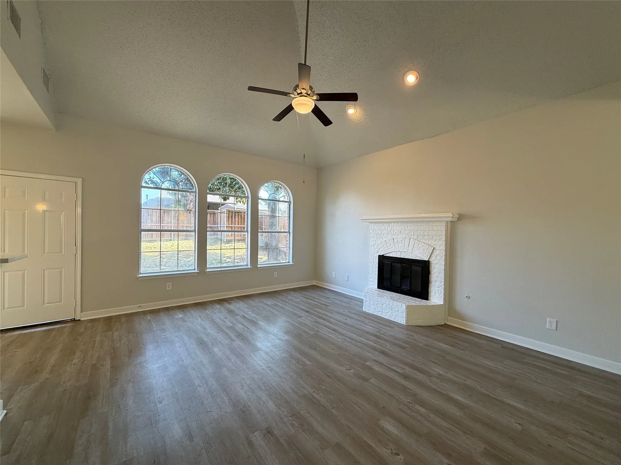 Single Family Residence For Sale in Dallas County , 708 Fall Wheat Drive, De Soto, Texas 75115, 3 Bedroom, 4 Bathroom, 2 Garage spaces, 2,130 Sqft, built in 1990, mls#21410165, Real Estate Agent in De Soto, Homes For Sale in Dallas county, Homes For Sale in De Soto, Realtor in De Soto Texas, Real Estate Brokerage Independent Realty Texas, Luminita Cordes Realtor
