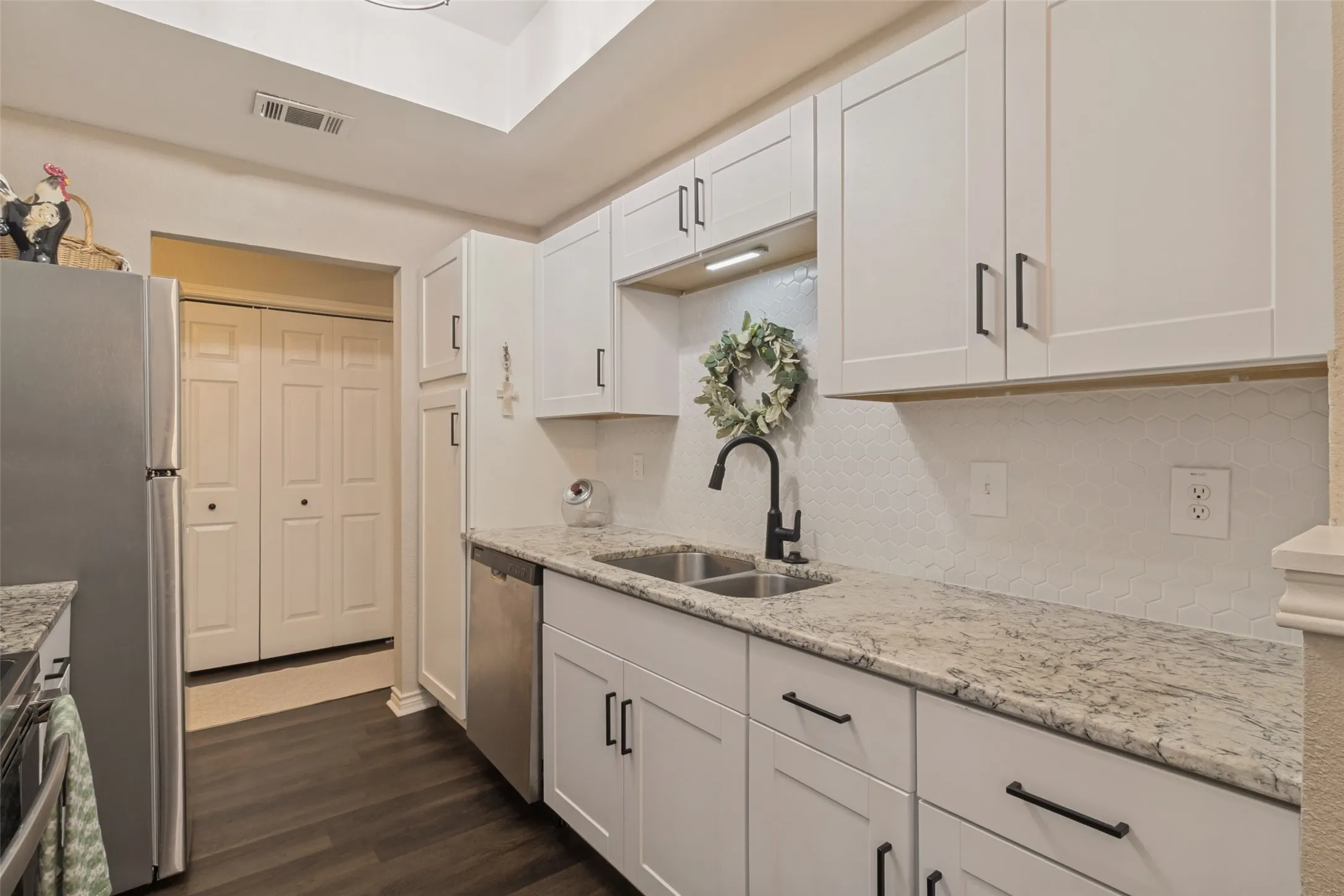 Condominium For Sale in Dallas County , 8600 Coppertowne Lane 600, Dallas, Texas 75243, 2 Bedroom, 2 Bathroom, Garage spaces, 977 Sqft, built in 1982, mls#21408643, Real Estate Agent in Dallas, Homes For Sale in Dallas county, Homes For Sale in Dallas, Realtor in Dallas Texas, Real Estate Brokerage Independent Realty Texas, Luminita Cordes Realtor