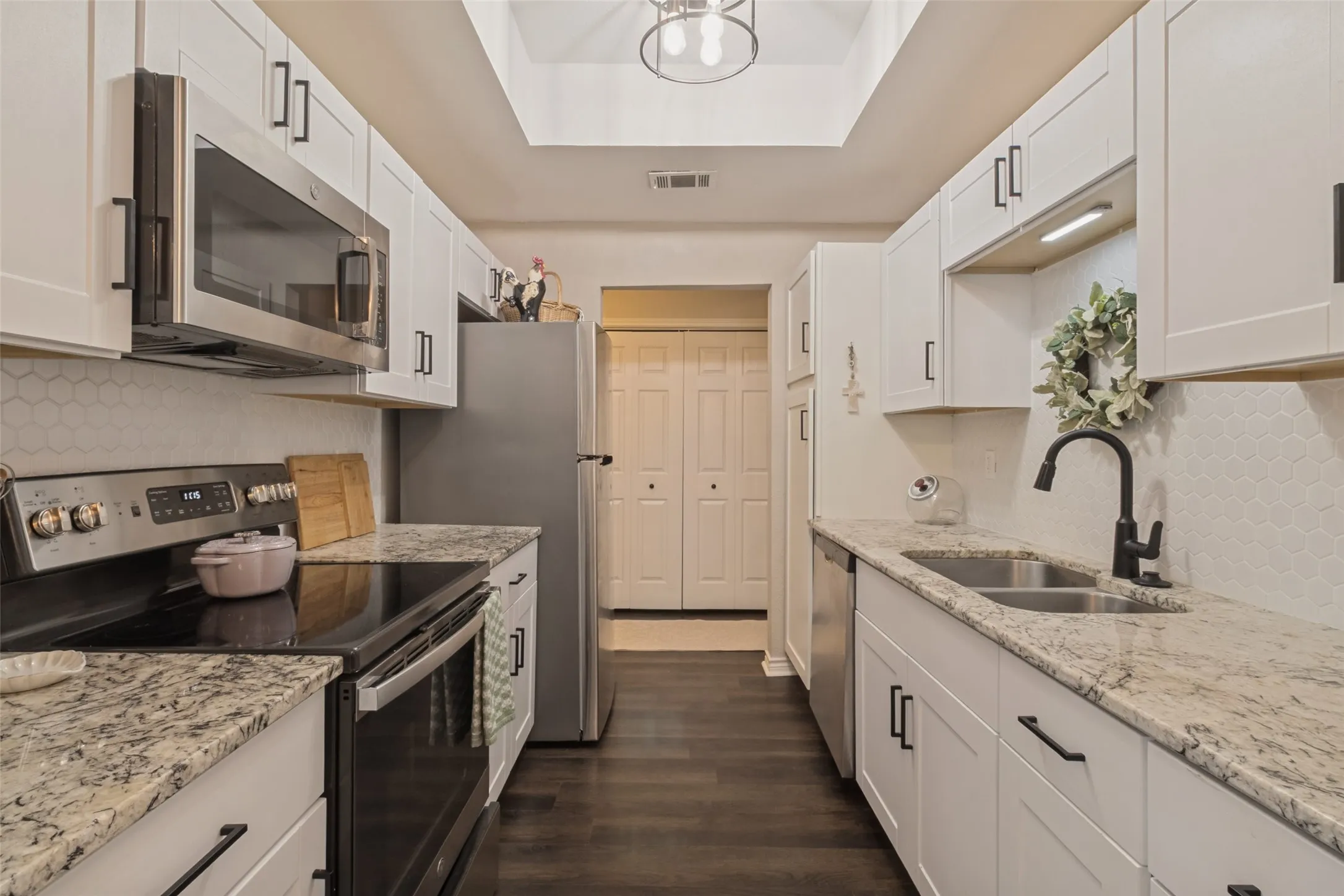 Condominium For Sale in Dallas County , 8600 Coppertowne Lane 600, Dallas, Texas 75243, 2 Bedroom, 2 Bathroom, Garage spaces, 977 Sqft, built in 1982, mls#21408643, Real Estate Agent in Dallas, Homes For Sale in Dallas county, Homes For Sale in Dallas, Realtor in Dallas Texas, Real Estate Brokerage Independent Realty Texas, Luminita Cordes Realtor