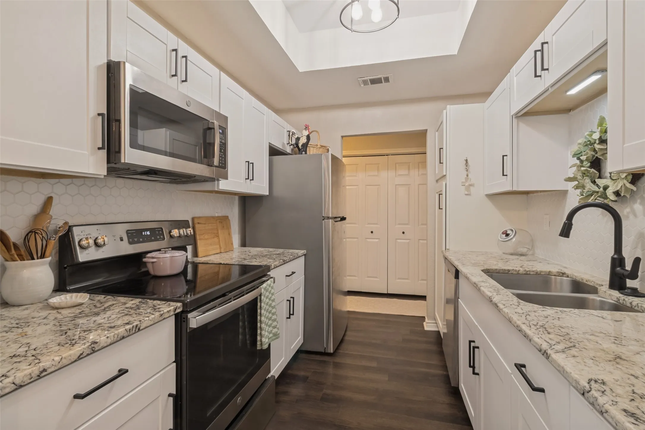 Condominium For Sale in Dallas County , 8600 Coppertowne Lane 600, Dallas, Texas 75243, 2 Bedroom, 2 Bathroom, Garage spaces, 977 Sqft, built in 1982, mls#21408643, Real Estate Agent in Dallas, Homes For Sale in Dallas county, Homes For Sale in Dallas, Realtor in Dallas Texas, Real Estate Brokerage Independent Realty Texas, Luminita Cordes Realtor