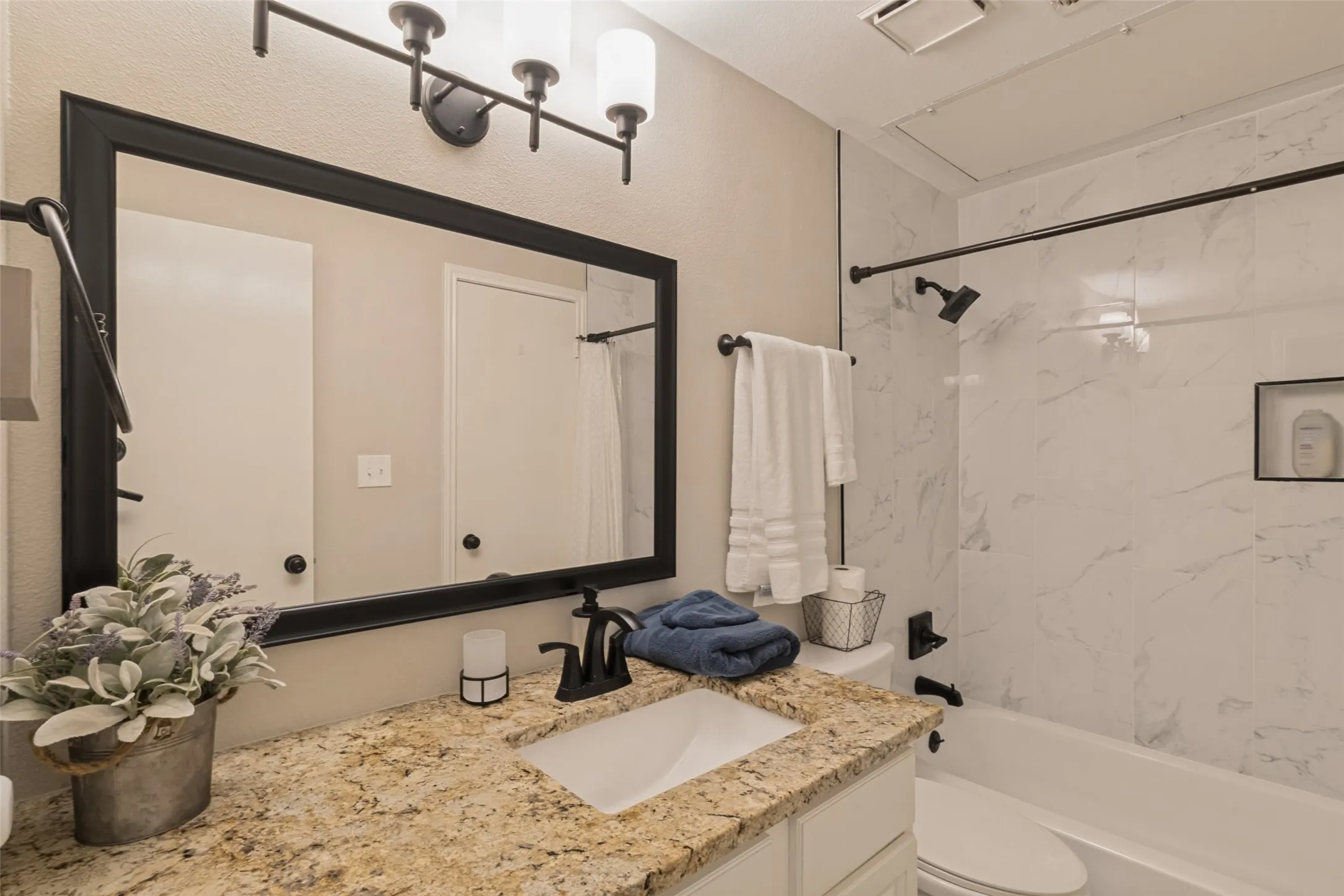 Condominium For Sale in Dallas County , 8600 Coppertowne Lane 600, Dallas, Texas 75243, 2 Bedroom, 2 Bathroom, Garage spaces, 977 Sqft, built in 1982, mls#21408643, Real Estate Agent in Dallas, Homes For Sale in Dallas county, Homes For Sale in Dallas, Realtor in Dallas Texas, Real Estate Brokerage Independent Realty Texas, Luminita Cordes Realtor