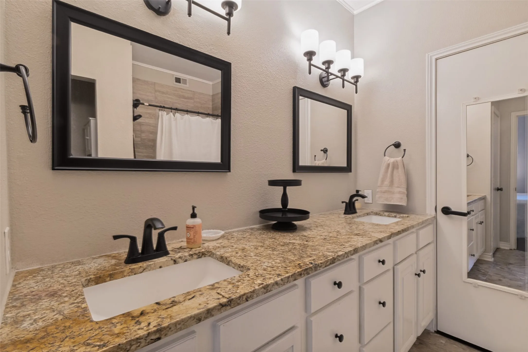 Condominium For Sale in Dallas County , 8600 Coppertowne Lane 600, Dallas, Texas 75243, 2 Bedroom, 2 Bathroom, Garage spaces, 977 Sqft, built in 1982, mls#21408643, Real Estate Agent in Dallas, Homes For Sale in Dallas county, Homes For Sale in Dallas, Realtor in Dallas Texas, Real Estate Brokerage Independent Realty Texas, Luminita Cordes Realtor
